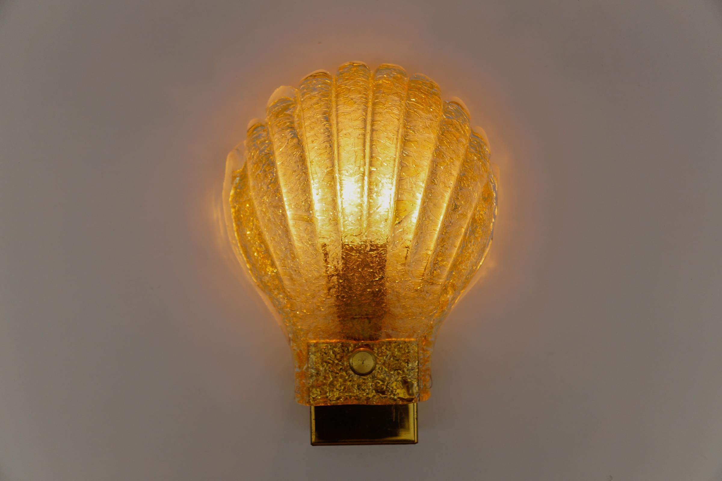 Mid-Century moderno Lampada da parete o sconce in vetro di Murano con piastrine d'oro, 1960 Italia in vendita