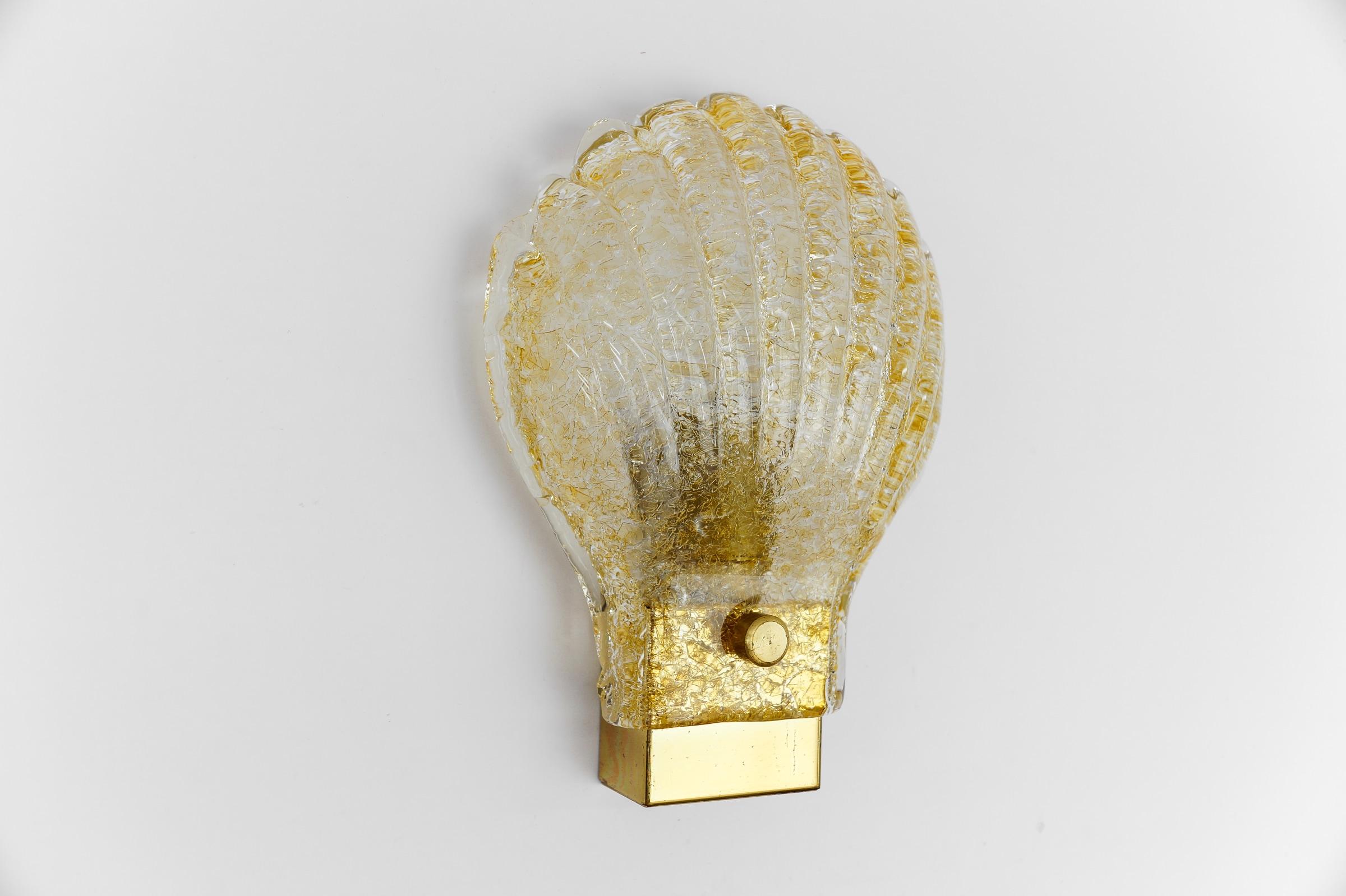 Italiano Lampada da parete o sconce in vetro di Murano con piastrine d'oro, 1960 Italia in vendita