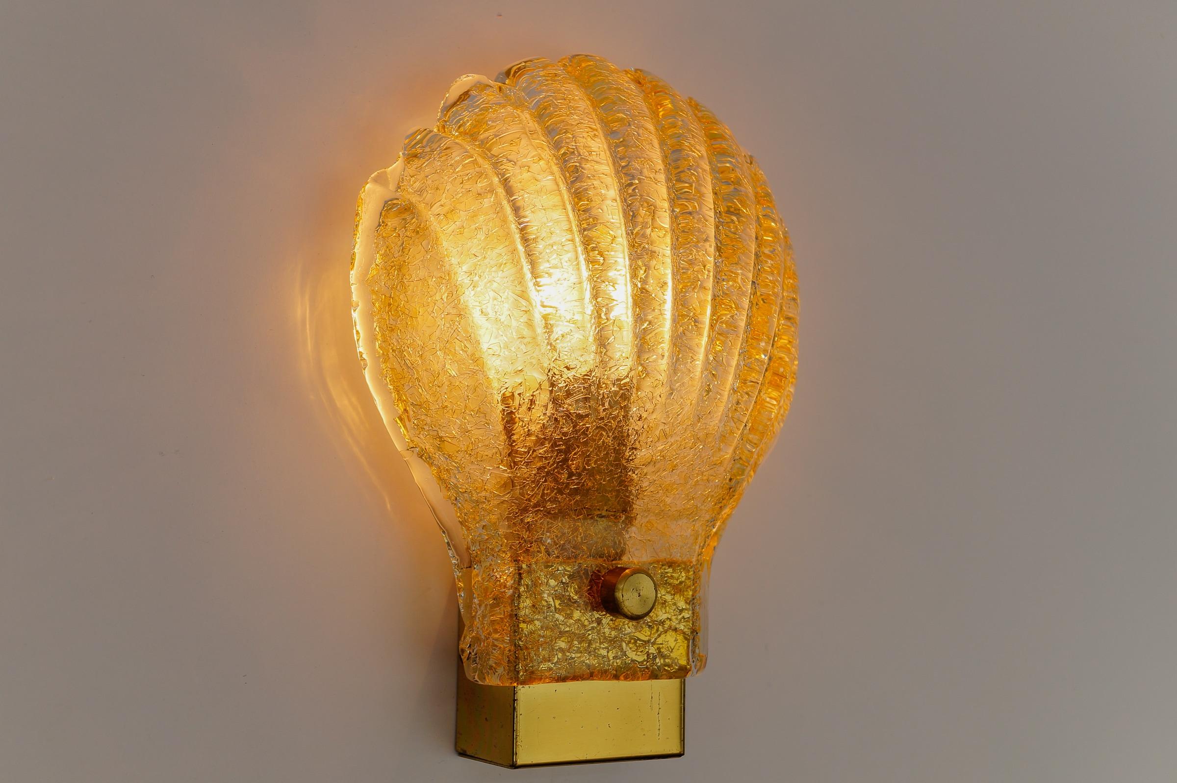 Lampada da parete o sconce in vetro di Murano con piastrine d'oro, 1960 Italia In condizioni buone in vendita a Nürnberg, Bayern