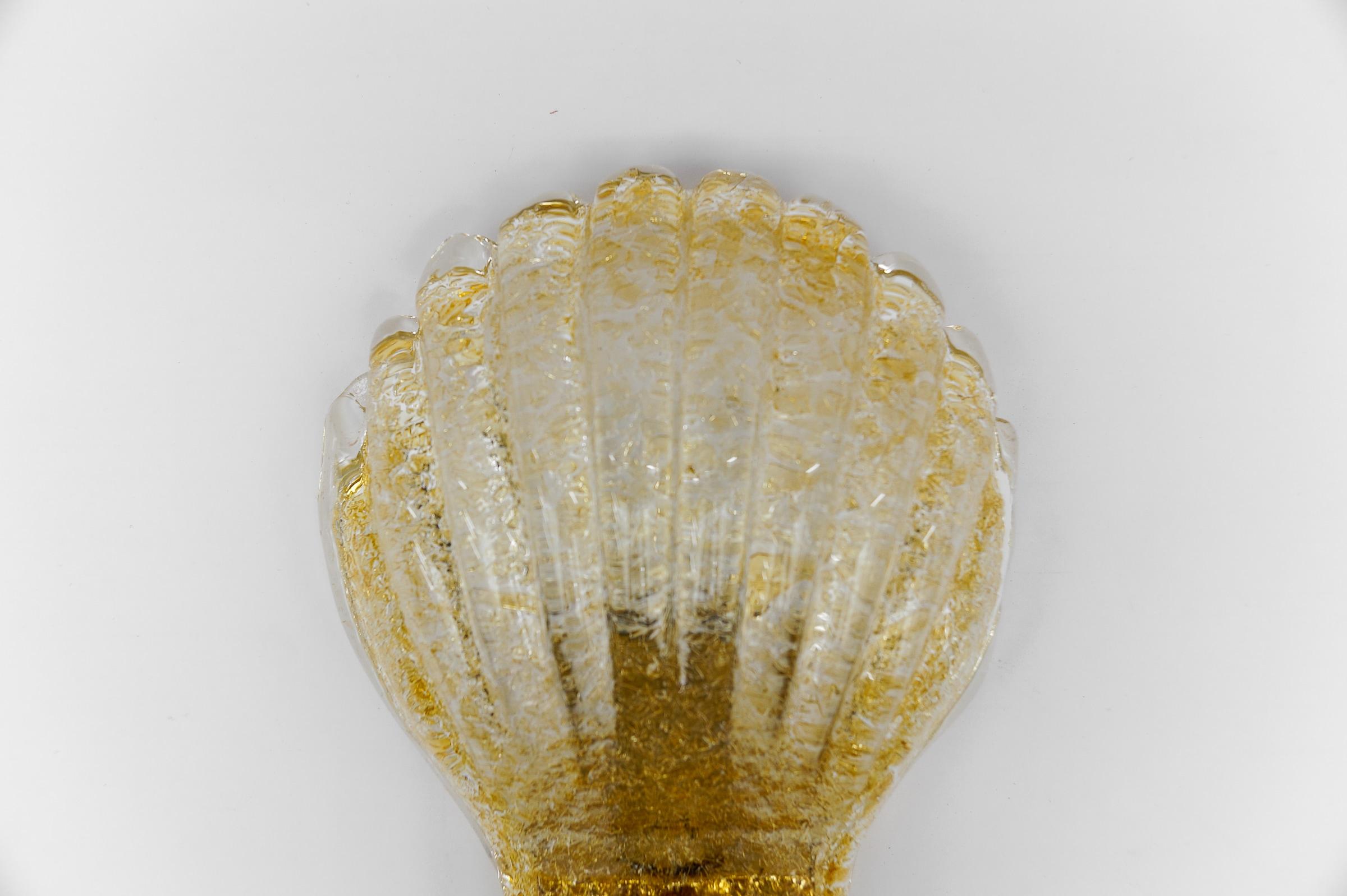 Metà XX secolo Lampada da parete o sconce in vetro di Murano con piastrine d'oro, 1960 Italia in vendita