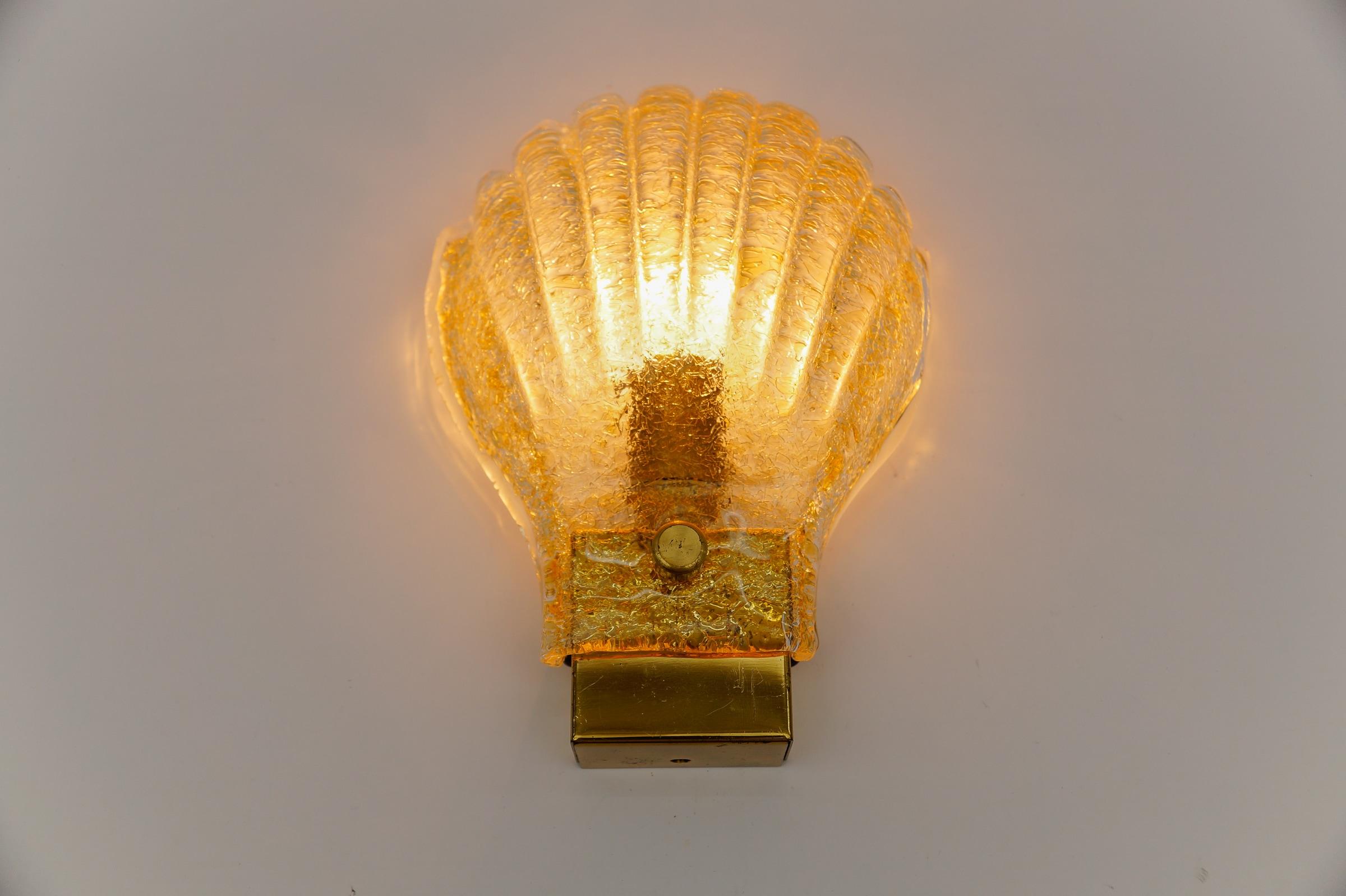 Metallo Lampada da parete o sconce in vetro di Murano con piastrine d'oro, 1960 Italia in vendita