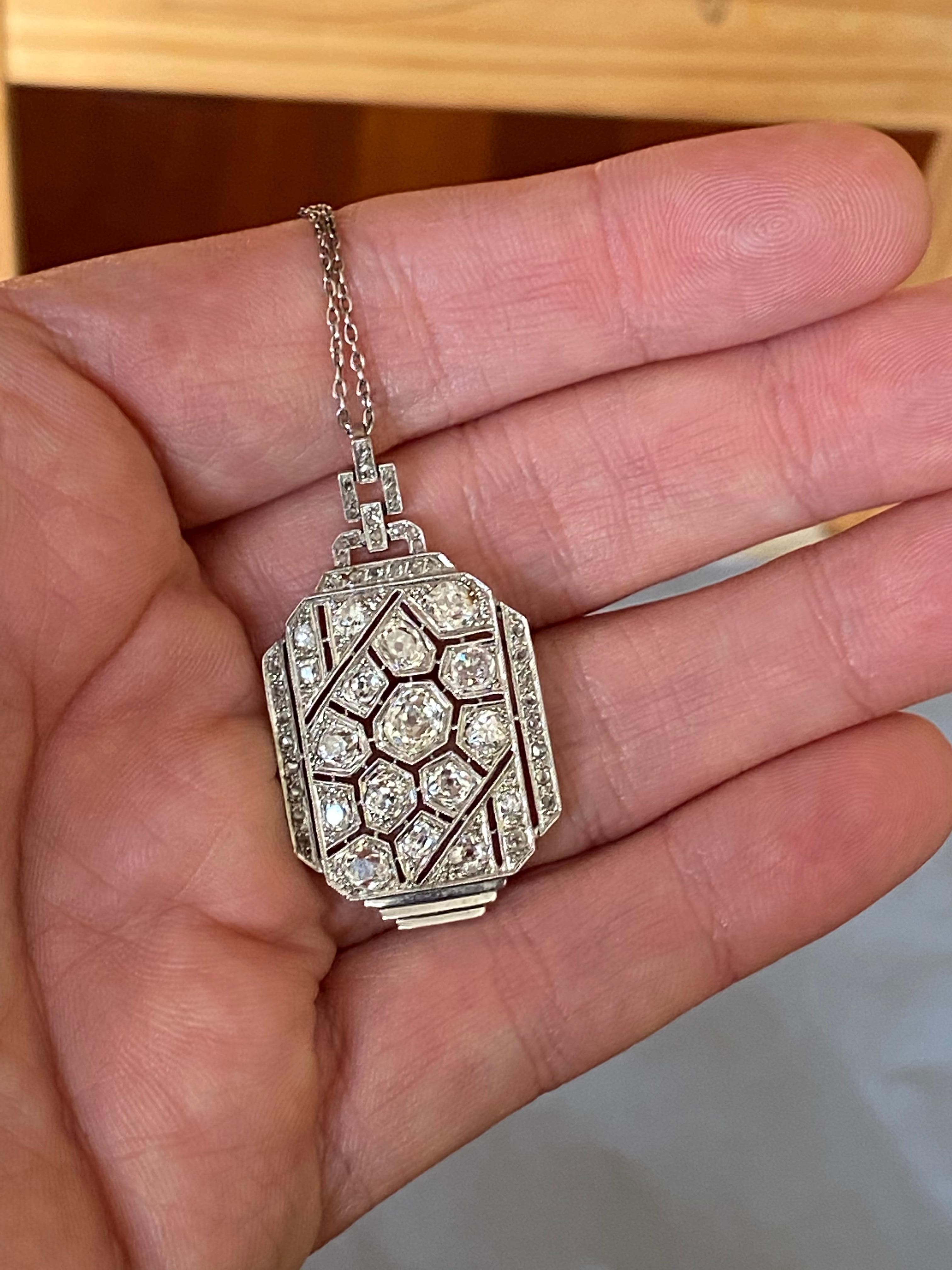 Very beautiful pendant necklace, made in France circa 1930.
The chain is made in platinum 950 and the pendant is in white gold 18k.
The chain measures 46 cm (18.4 inches), you can also wear 41 (16.4 inches) cm or 35 cm. 
The pendant measures 42 mm