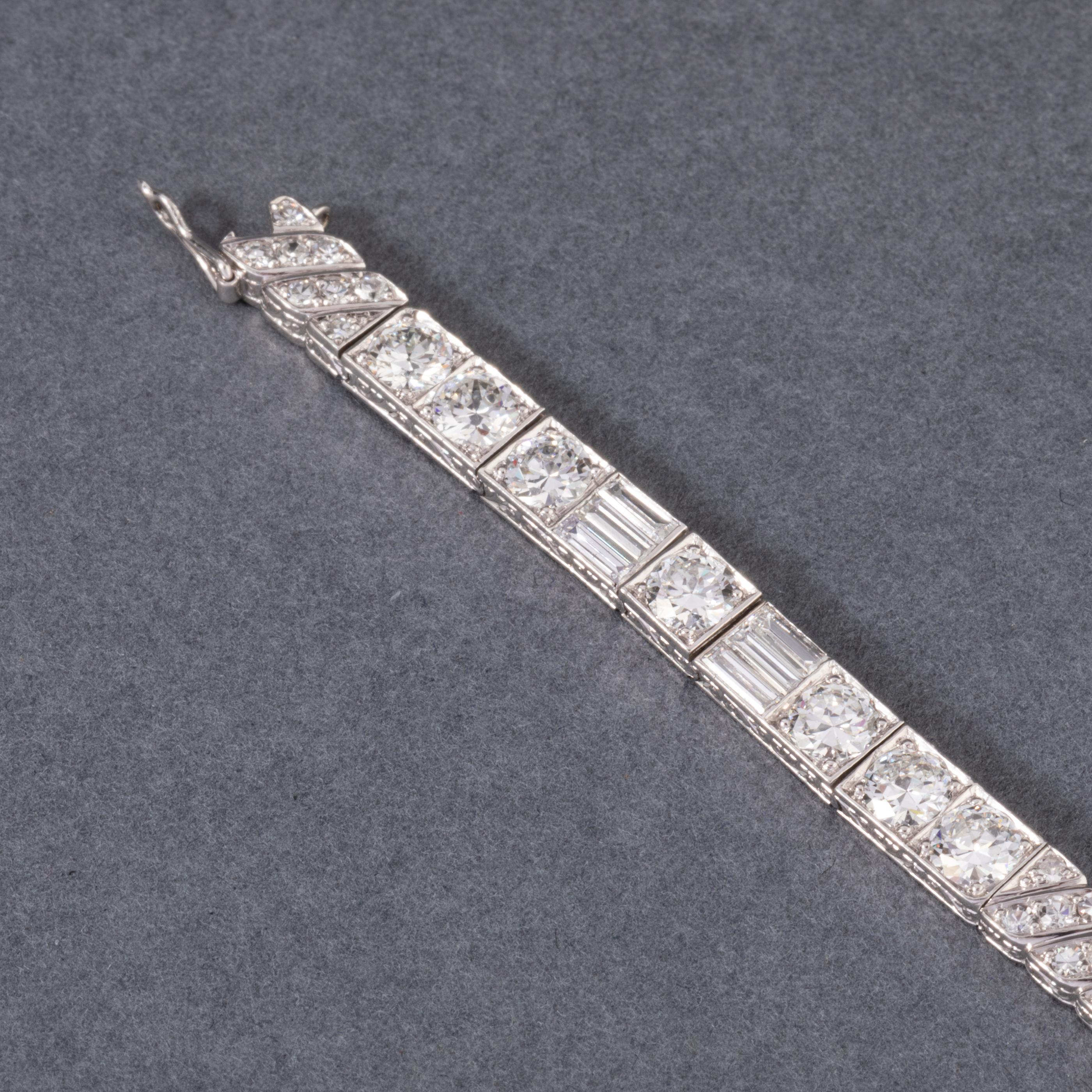 Gold Platinum and 9 Carats Diamonds Art Deco Bracelet by Golay Fils & Stahl In Good Condition In Saint-Ouen, FR