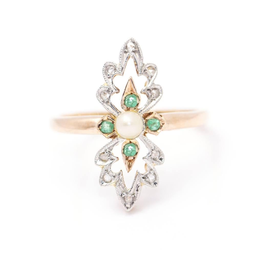 Belle Époque 1920's bicolour vintage ring for woman  10x Diamonds in antique cut with total weight approx. 0,04ct  1x Natural pearl 3mm. And 4x Emeralds  Size 13,5  18kt Yellow Gold and 950 Platinum  2,80 grams.  Original second hand antique