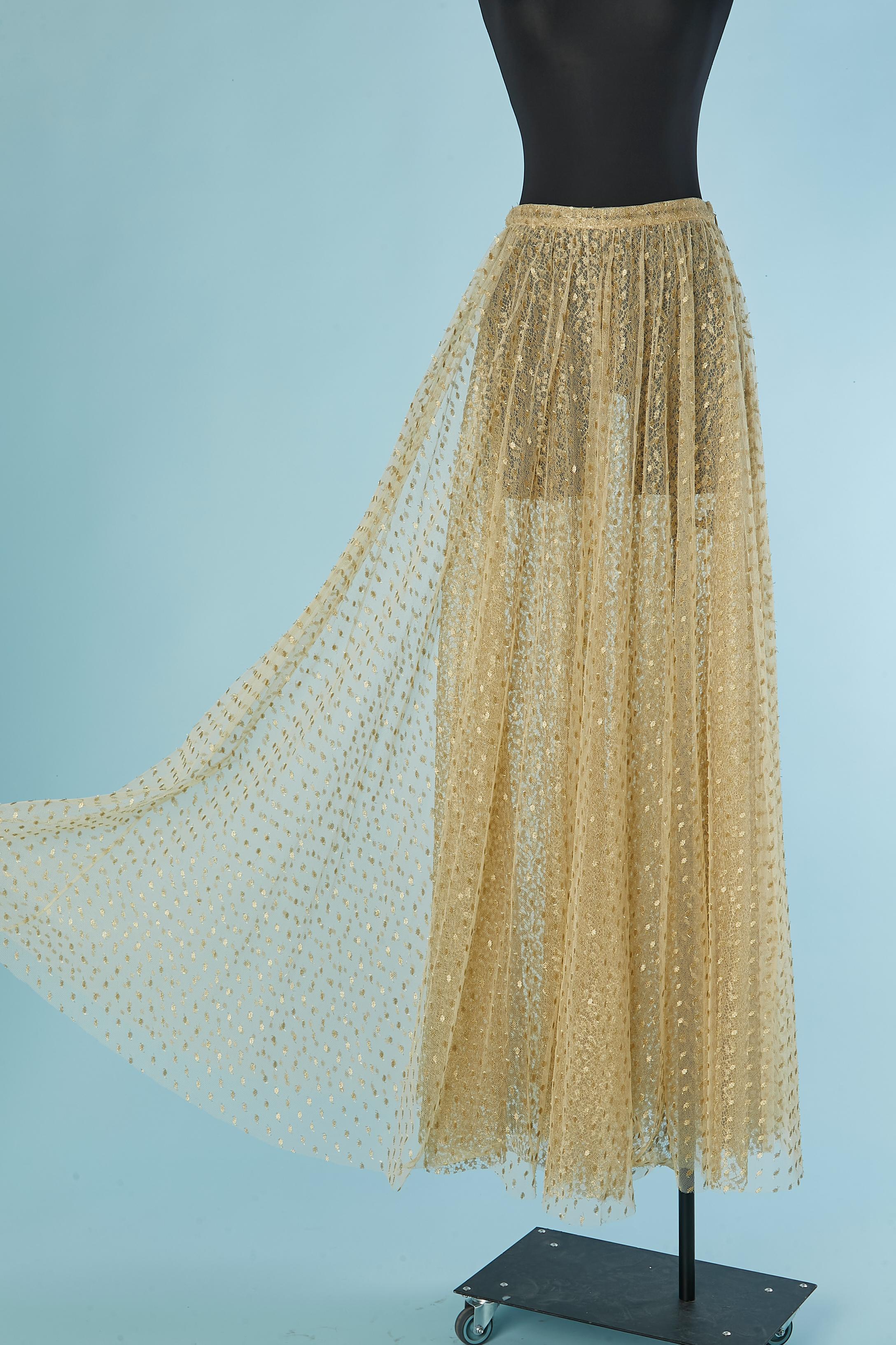 Gold plumetis tulle and lace flare skirt ( double lays) . Zip and hook&eye closure on the left side. Bottom circumference= 6m
SIZE 38 (Fr) M 