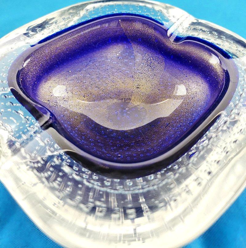 Coupe à géode bullicante en verre de Murano, Seguso/Barbini, or Polveri CLOSING SALE FINAL REDUCTION
***NOTICE : NOTRE BOUTIQUE 1ST DIBS FERME À LA FIN DU MOIS DE MAI***
Nous pensons qu'il s'agit probablement d'une pièce de Seguso, mais comme