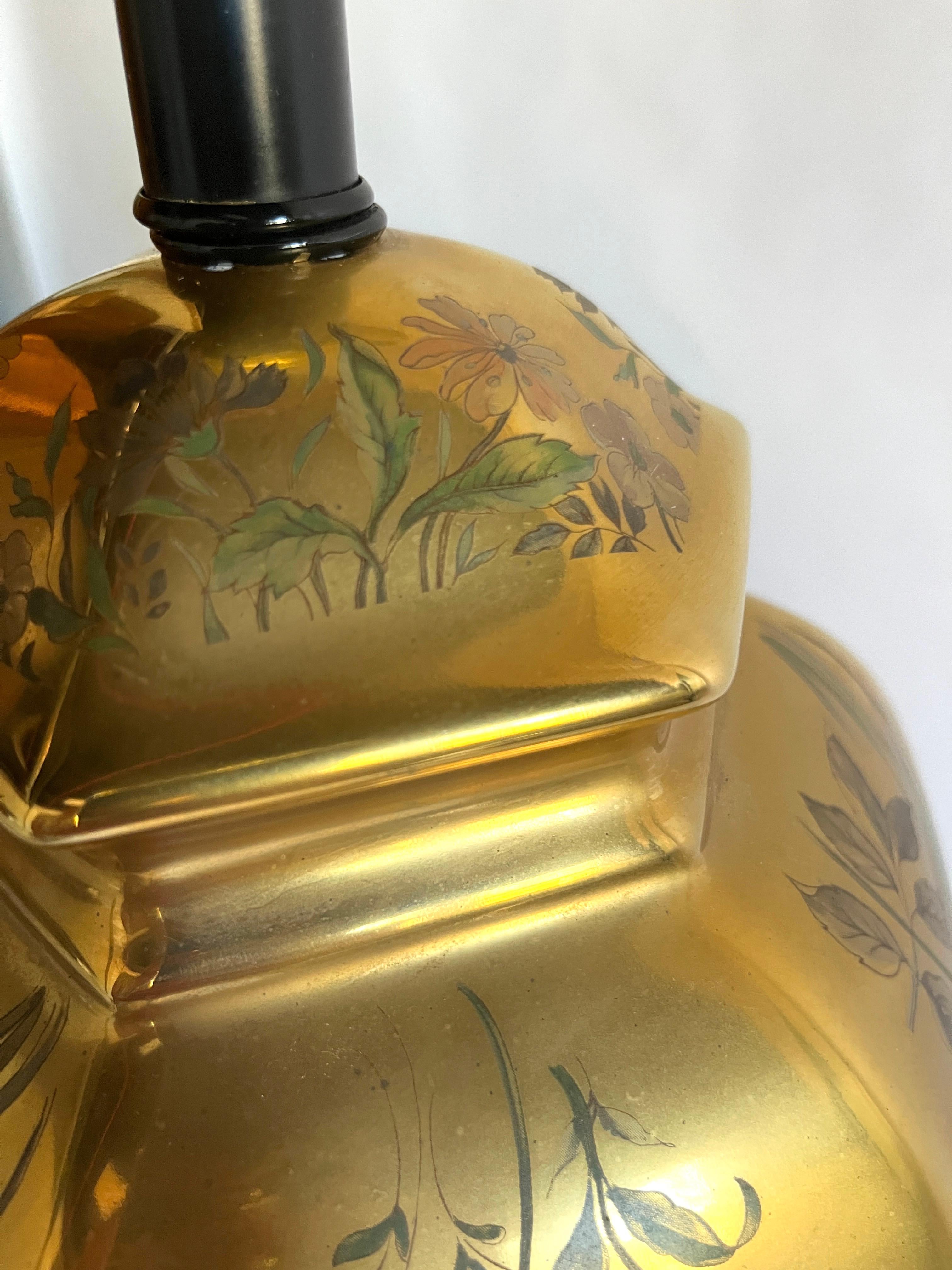 Lampe de bureau urne chinoiseries Morris Greenspan en porcelaine dorée, peinte à la main et à motifs floraux en vente 2