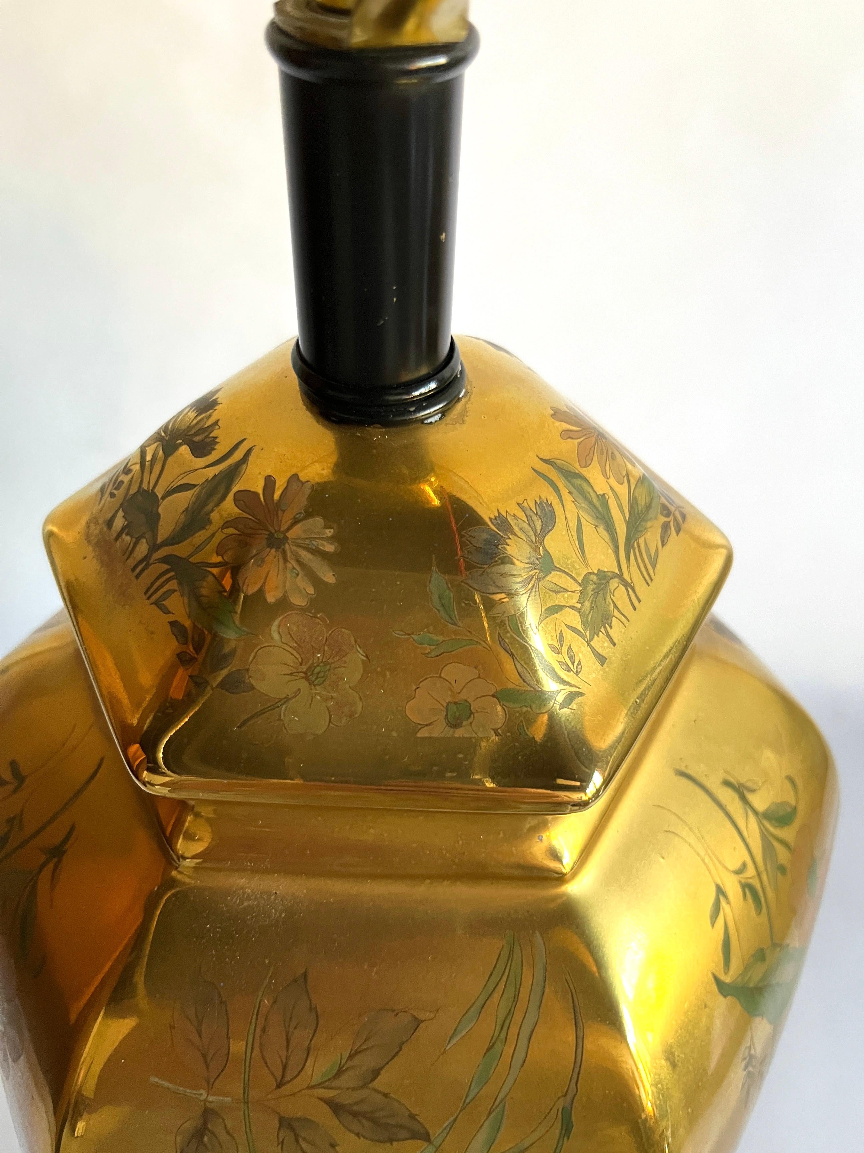 Lampe de bureau urne chinoiseries Morris Greenspan en porcelaine dorée, peinte à la main et à motifs floraux en vente 3