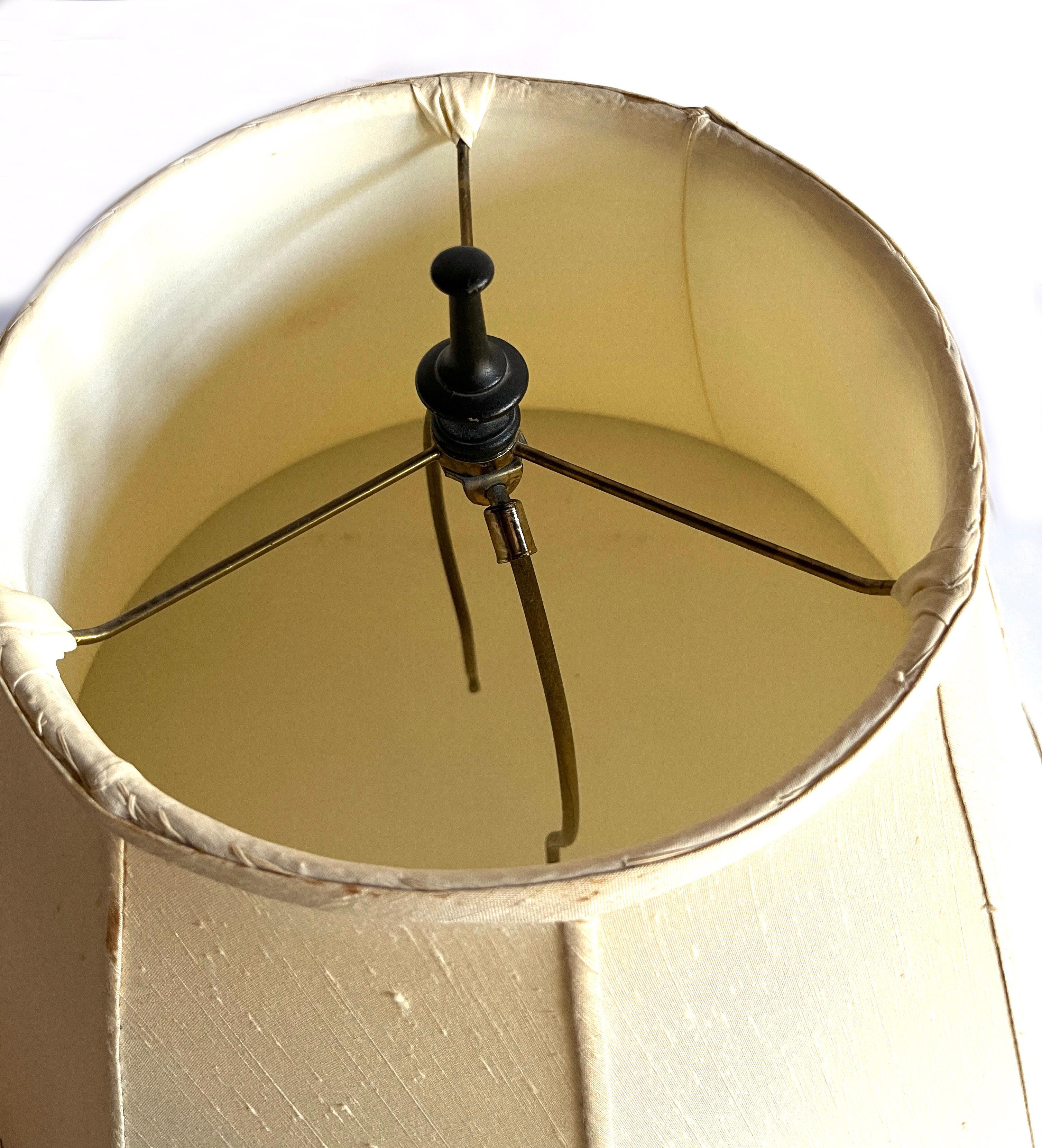 Lampe de bureau urne chinoiseries Morris Greenspan en porcelaine dorée, peinte à la main et à motifs floraux en vente 9