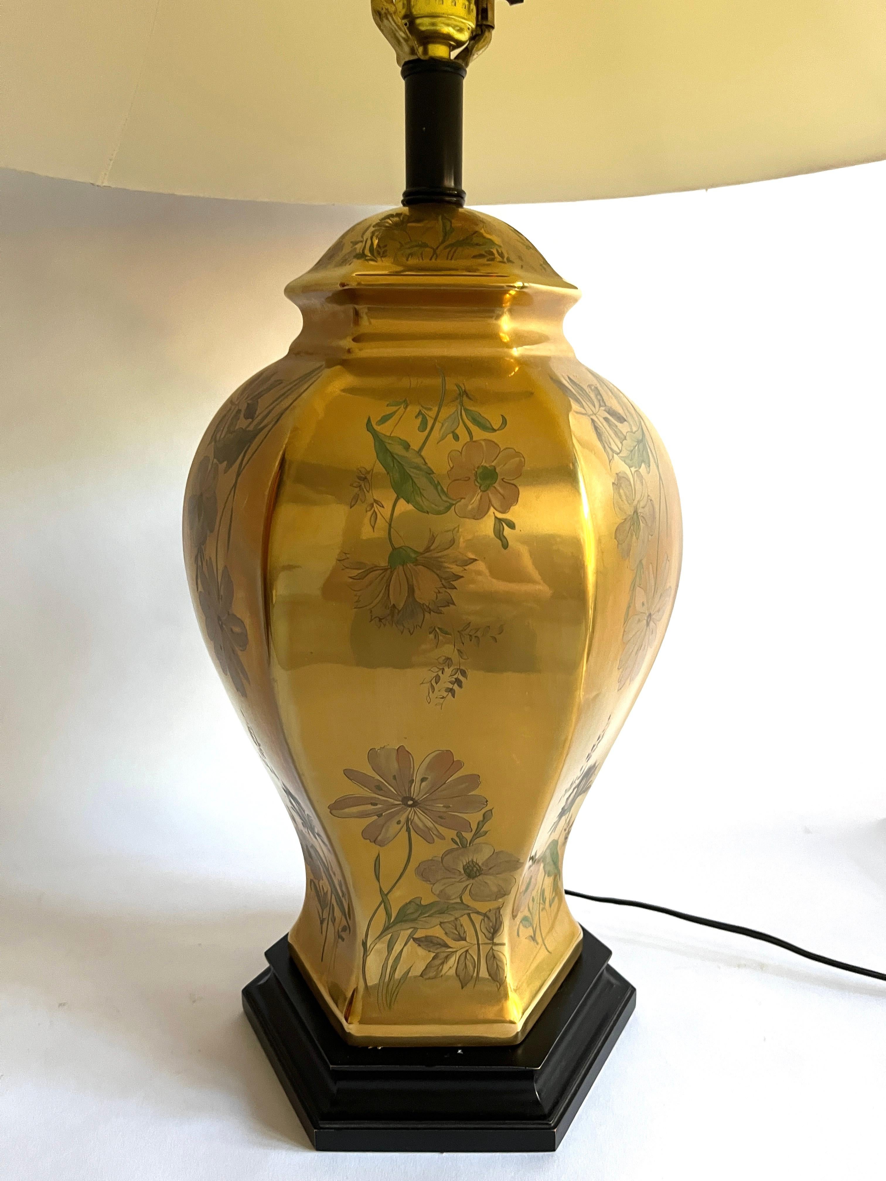 Chinoiseries Lampe de bureau urne chinoiseries Morris Greenspan en porcelaine dorée, peinte à la main et à motifs floraux en vente