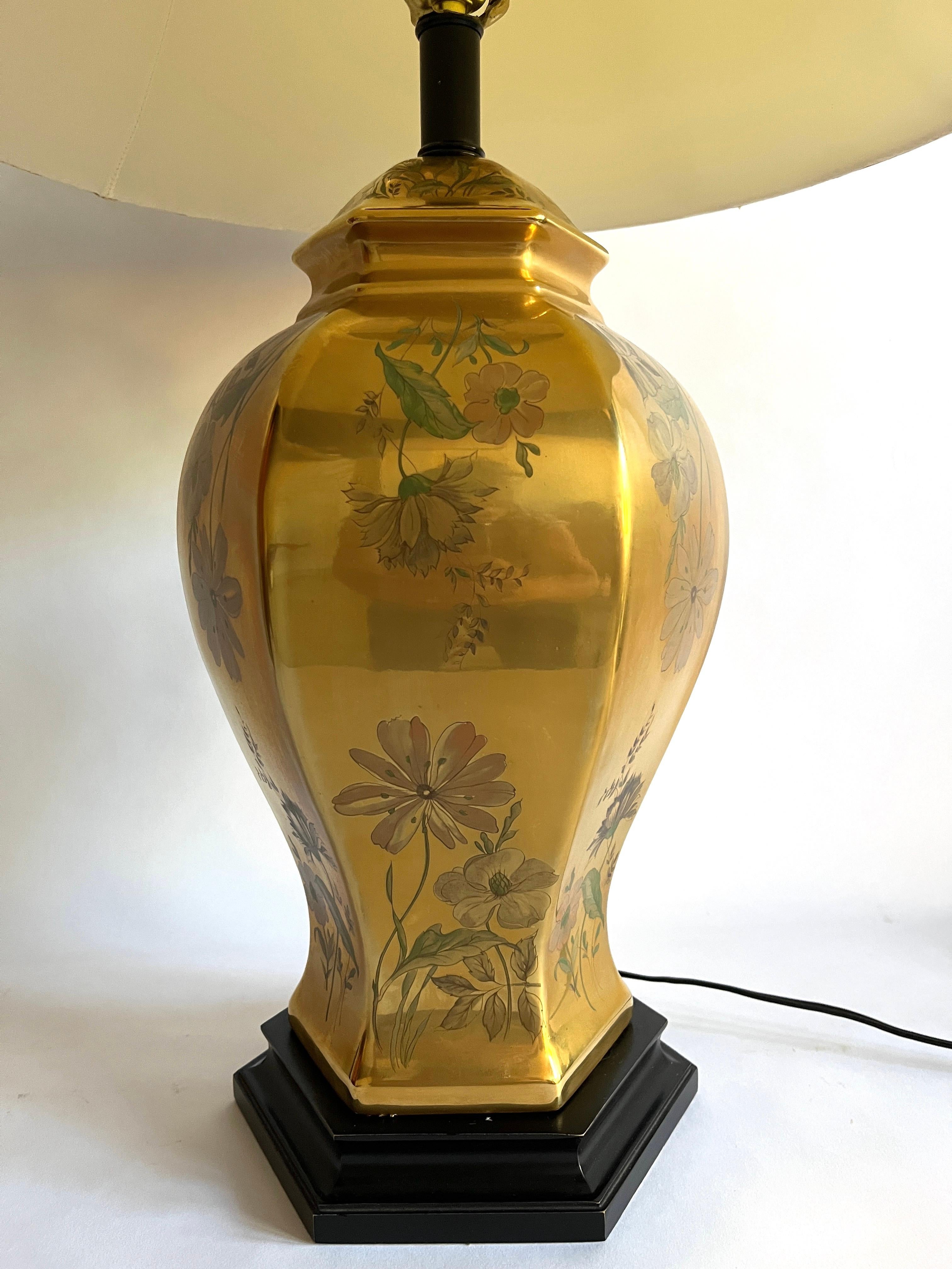 Américain Lampe de bureau urne chinoiseries Morris Greenspan en porcelaine dorée, peinte à la main et à motifs floraux en vente