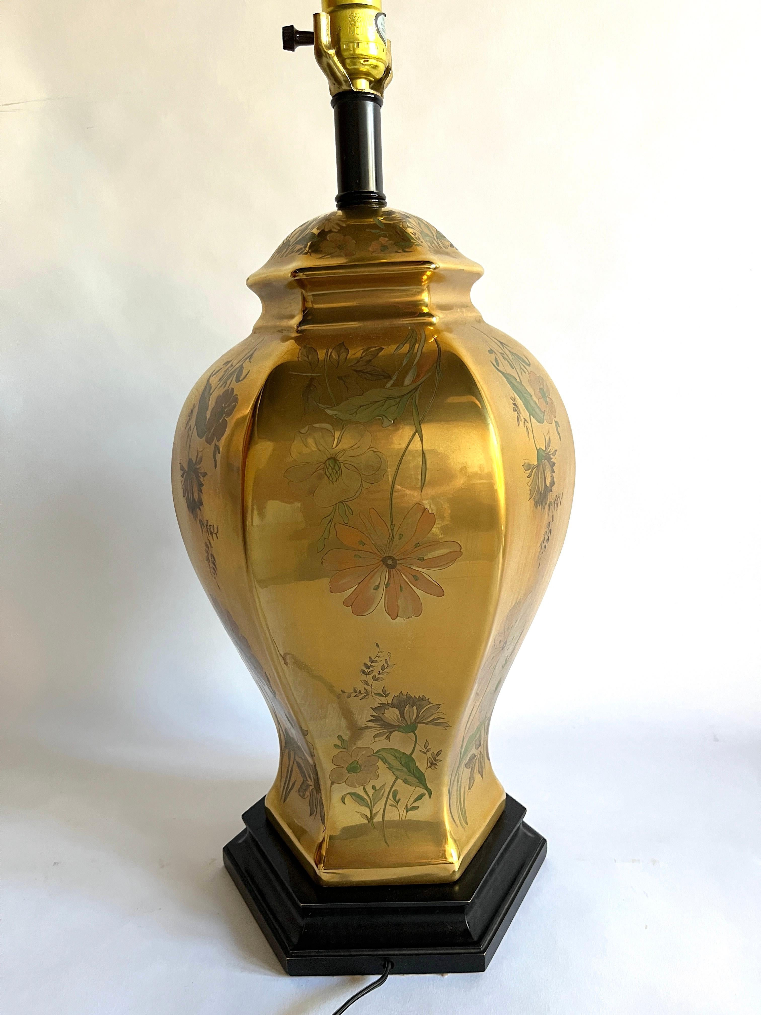 Peint à la main Lampe de bureau urne chinoiseries Morris Greenspan en porcelaine dorée, peinte à la main et à motifs floraux en vente