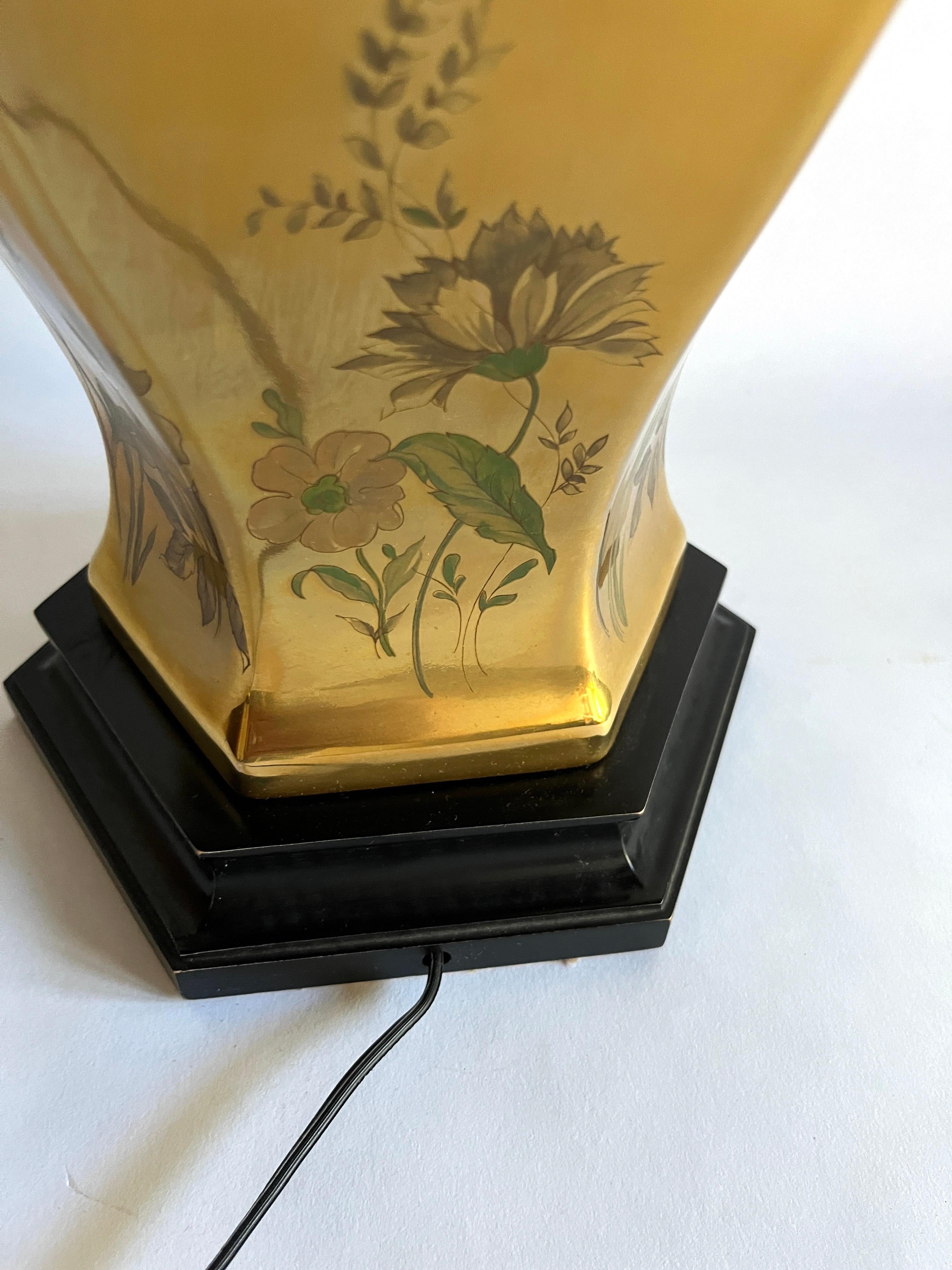 Fin du 20e siècle Lampe de bureau urne chinoiseries Morris Greenspan en porcelaine dorée, peinte à la main et à motifs floraux en vente