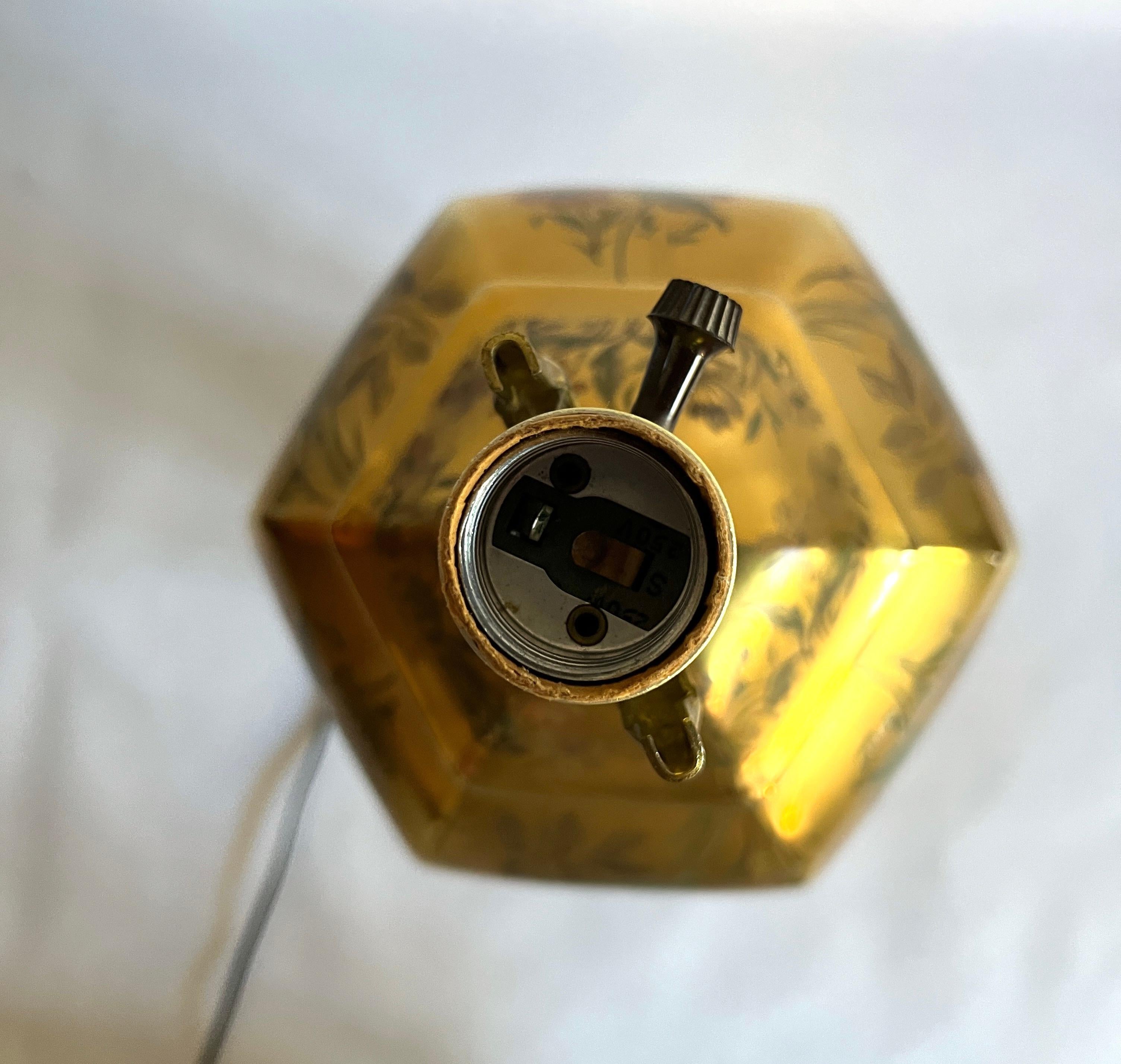Lampe de bureau urne chinoiseries Morris Greenspan en porcelaine dorée, peinte à la main et à motifs floraux en vente 1