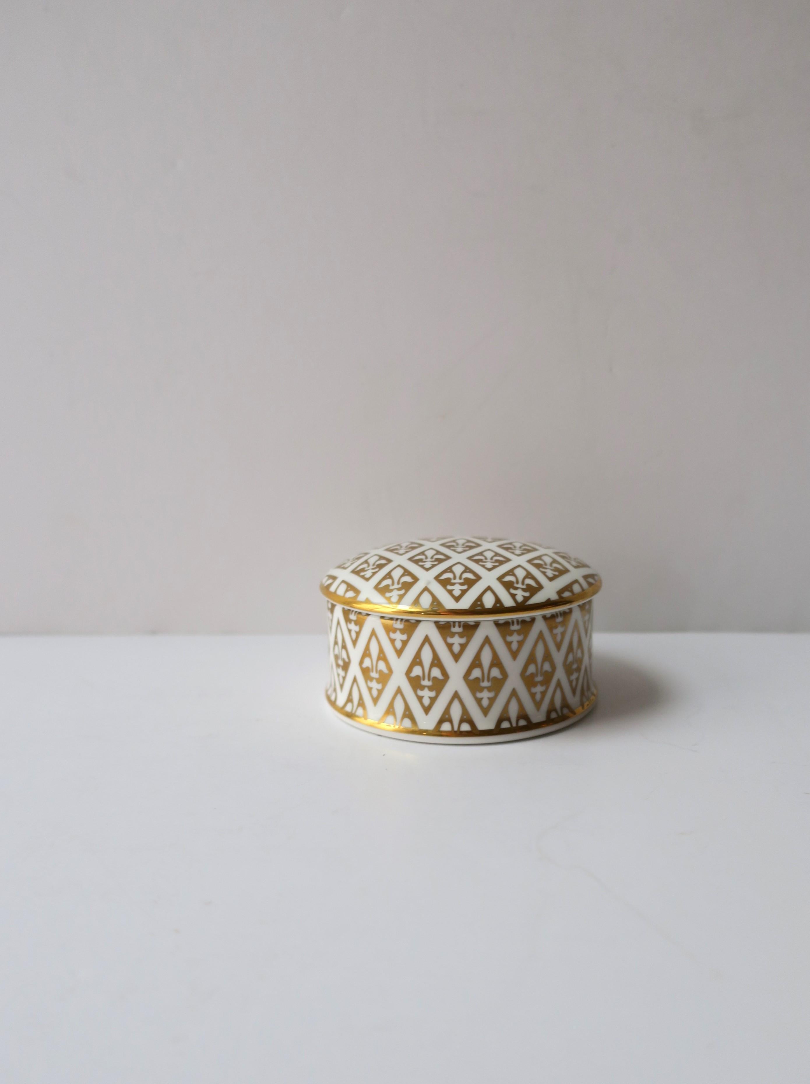 Vernissé Boîte à bijoux porcelaine dorée Fleur de lis en vente