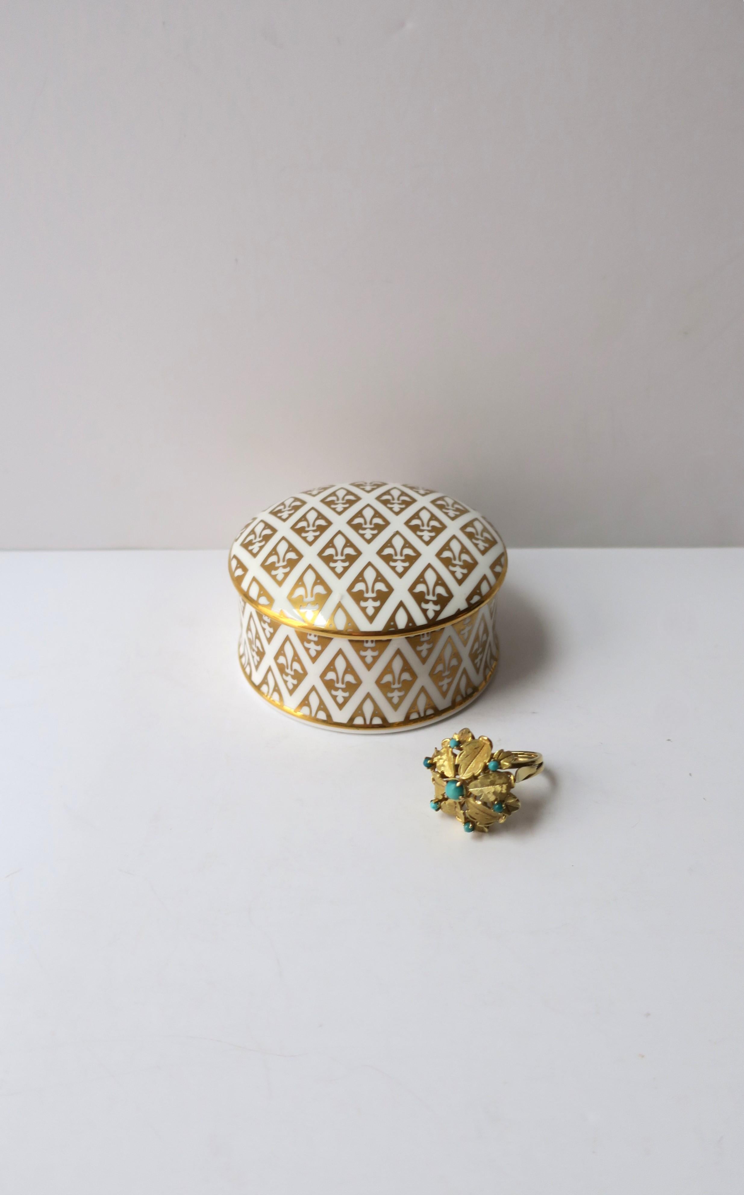 Gold-Porzellan-Schmuckkästchen Fleur de lis im Zustand „Gut“ im Angebot in New York, NY