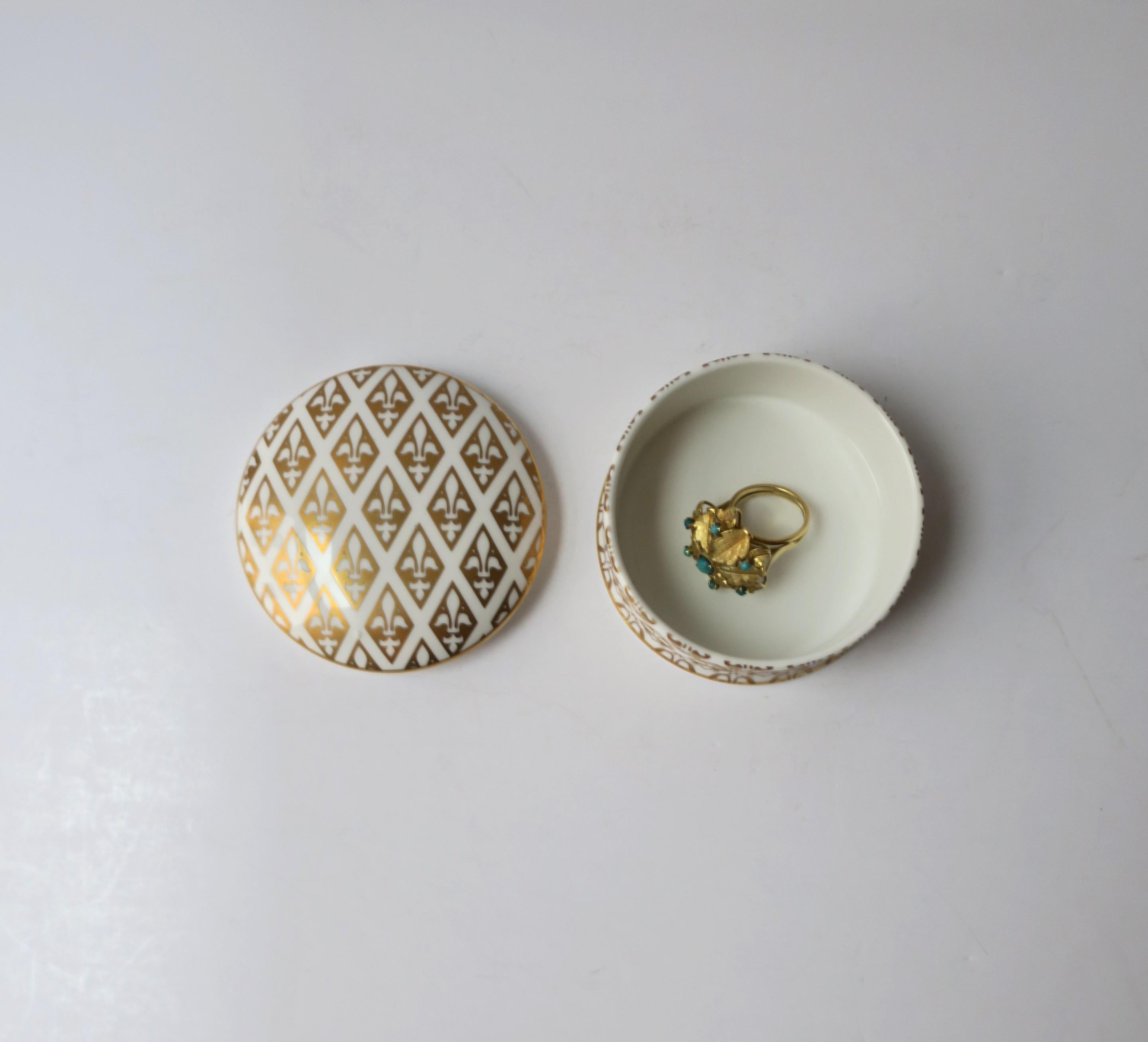 20ième siècle Boîte à bijoux porcelaine dorée Fleur de lis en vente