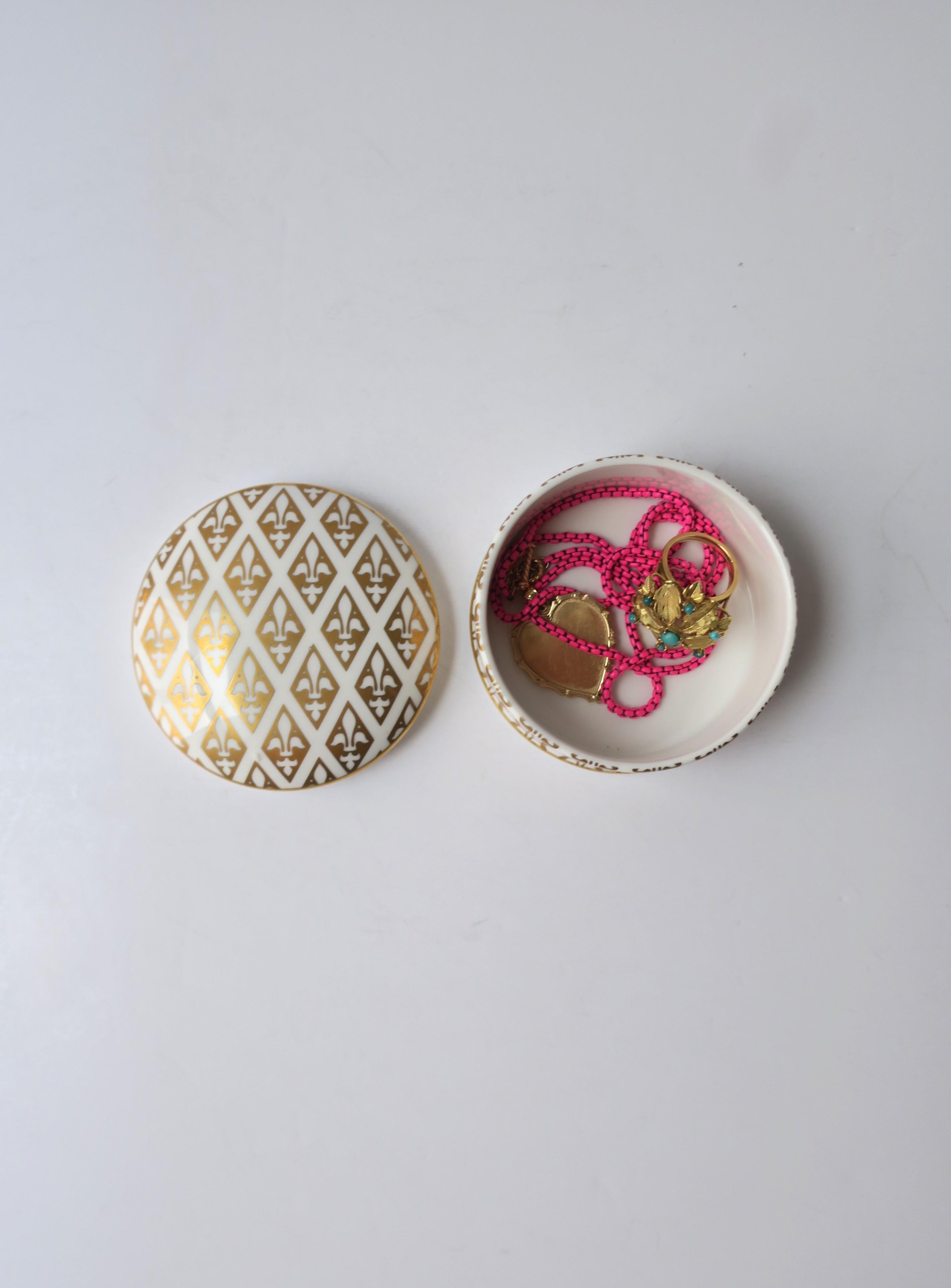 Porcelaine Boîte à bijoux porcelaine dorée Fleur de lis en vente