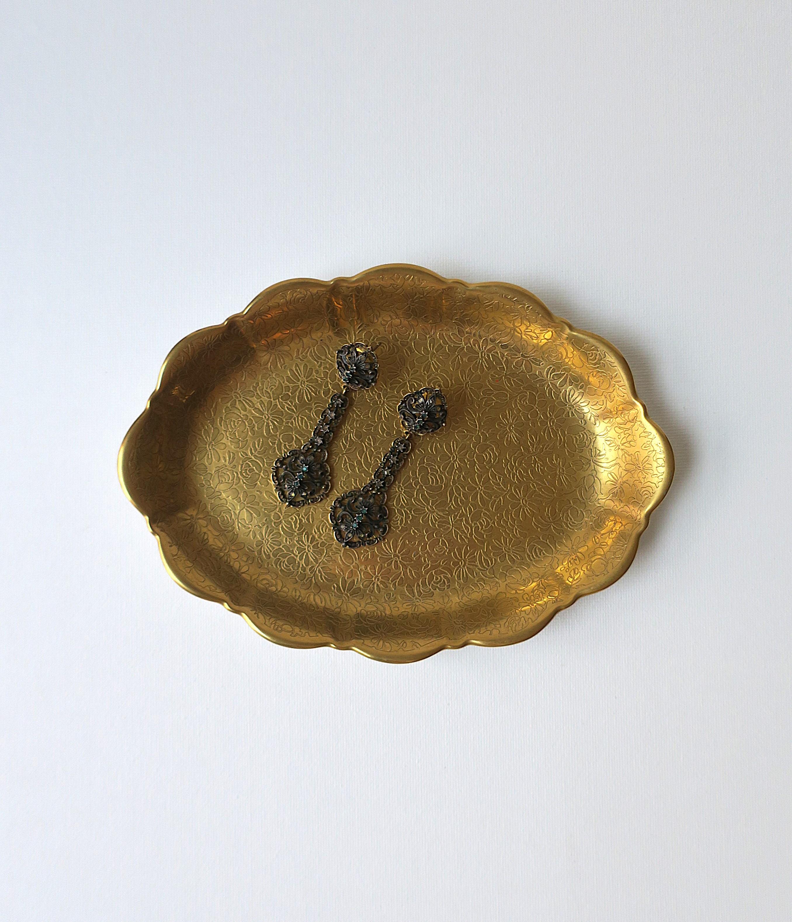 Gold Porcelain Jewelry Dish In Excellent Condition For Sale In New York, NY