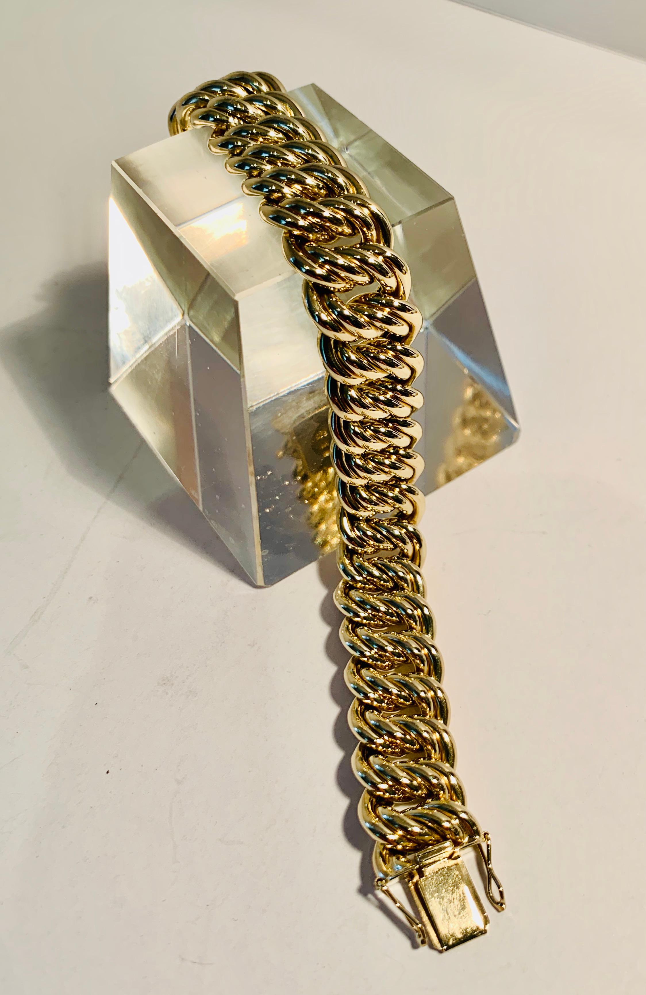 Vierfaches goldenes Kordelarmband.  Der Kastenverschluss ist stark und hat auf beiden Seiten eine Achterschließe.  Die Punzierungen befinden sich auf dem Kastenverschluss. 
Gepunzt mit zwei 