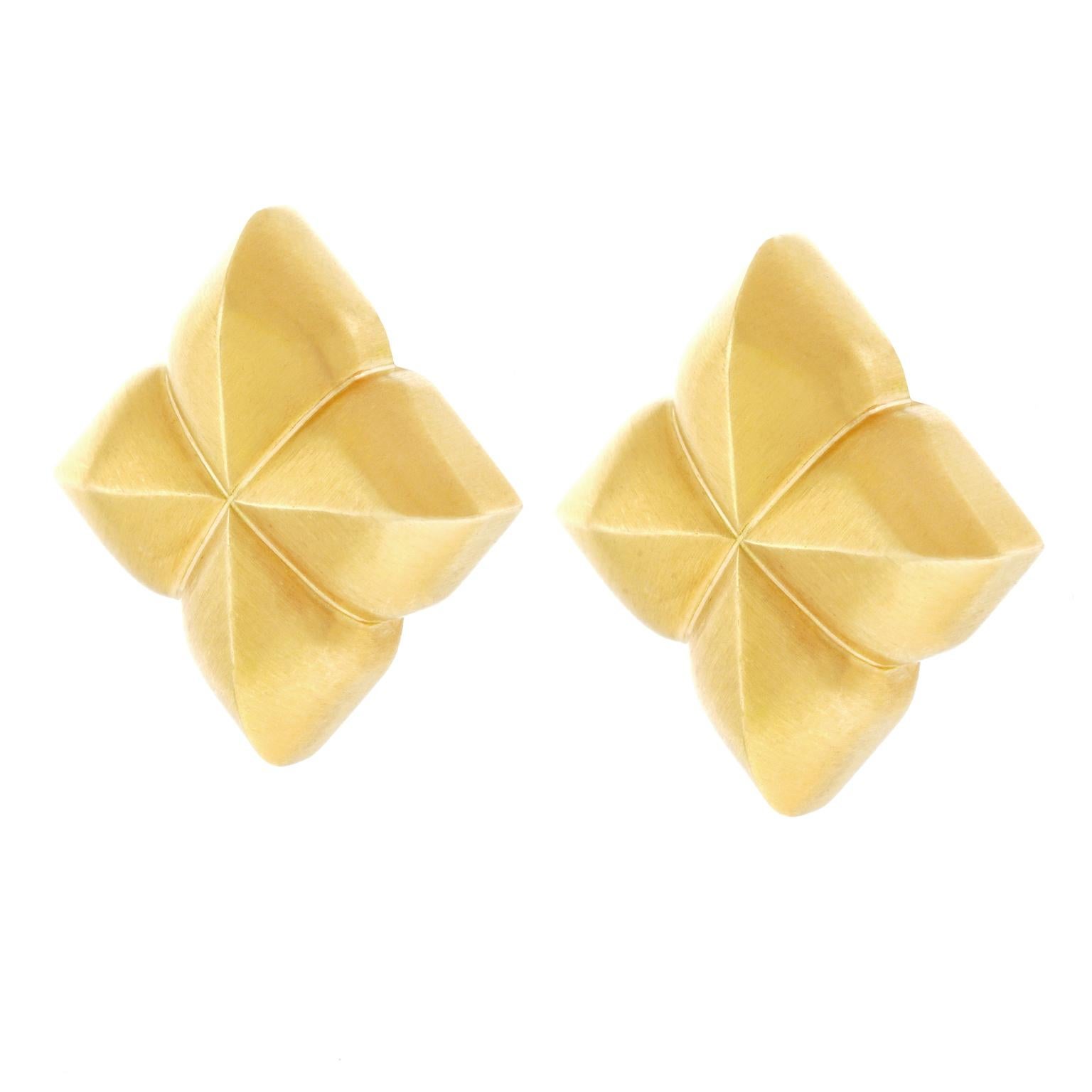 Gold Quatrefoil Earrings In Excellent Condition In Litchfield, CT