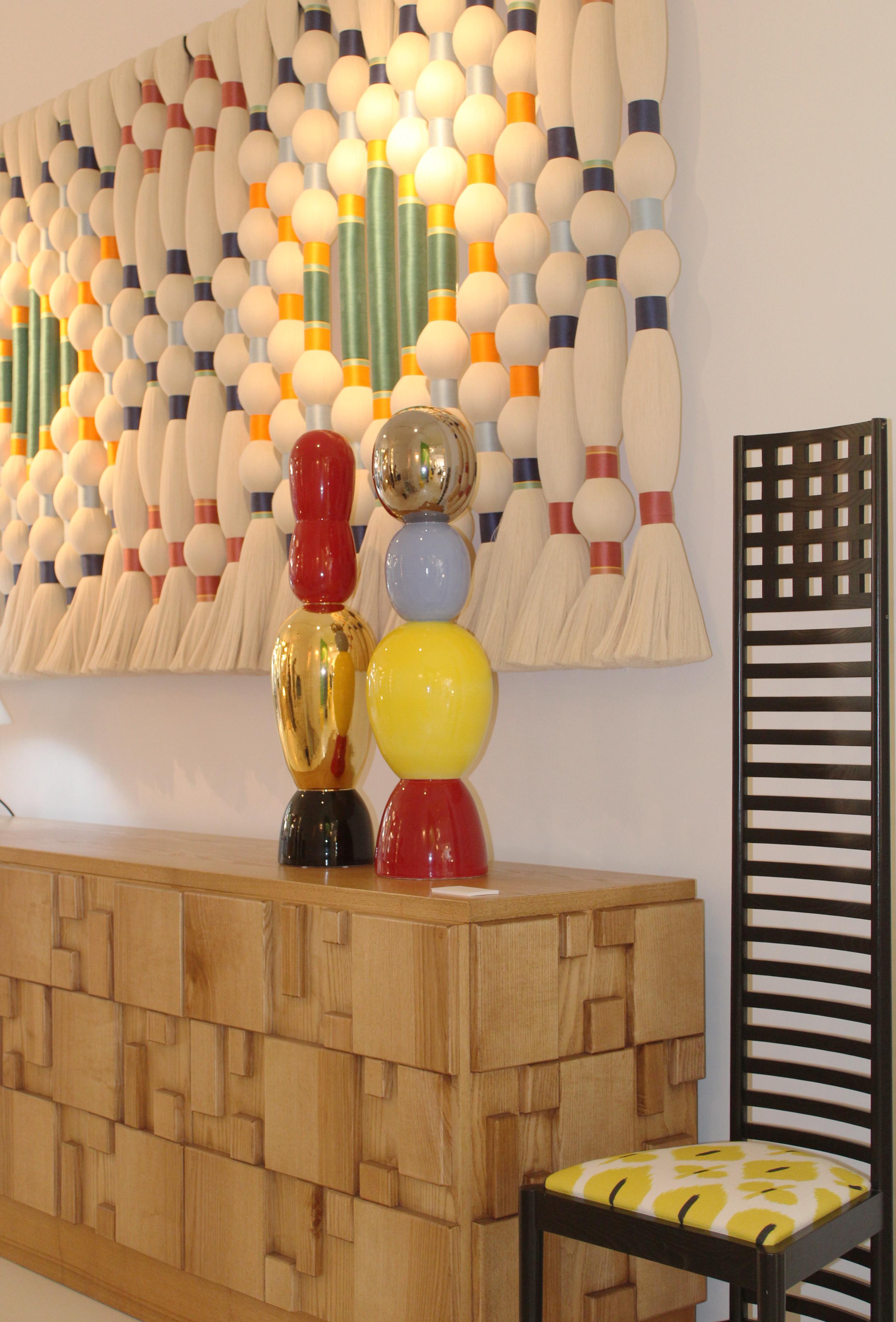 Totem Oro Rojo Negro Diseñado por Alessandro Mendini. Italia siglo XX en venta