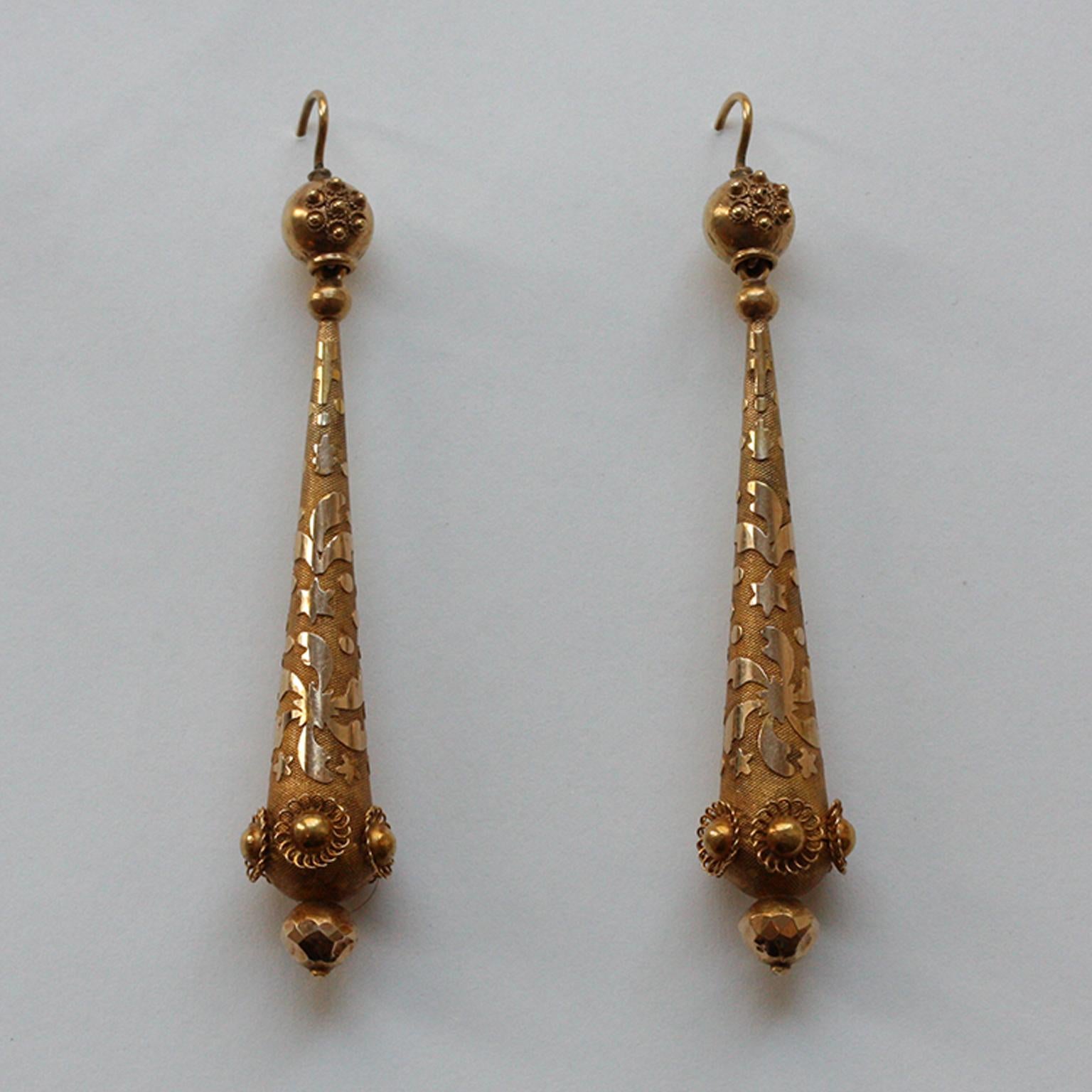 A pair of 18 carat gold torpedo earrings with ornate gold decorations, circa 1820, England.

weight: 5.87 gram
dimensions: 7.5 x 1.5 cm