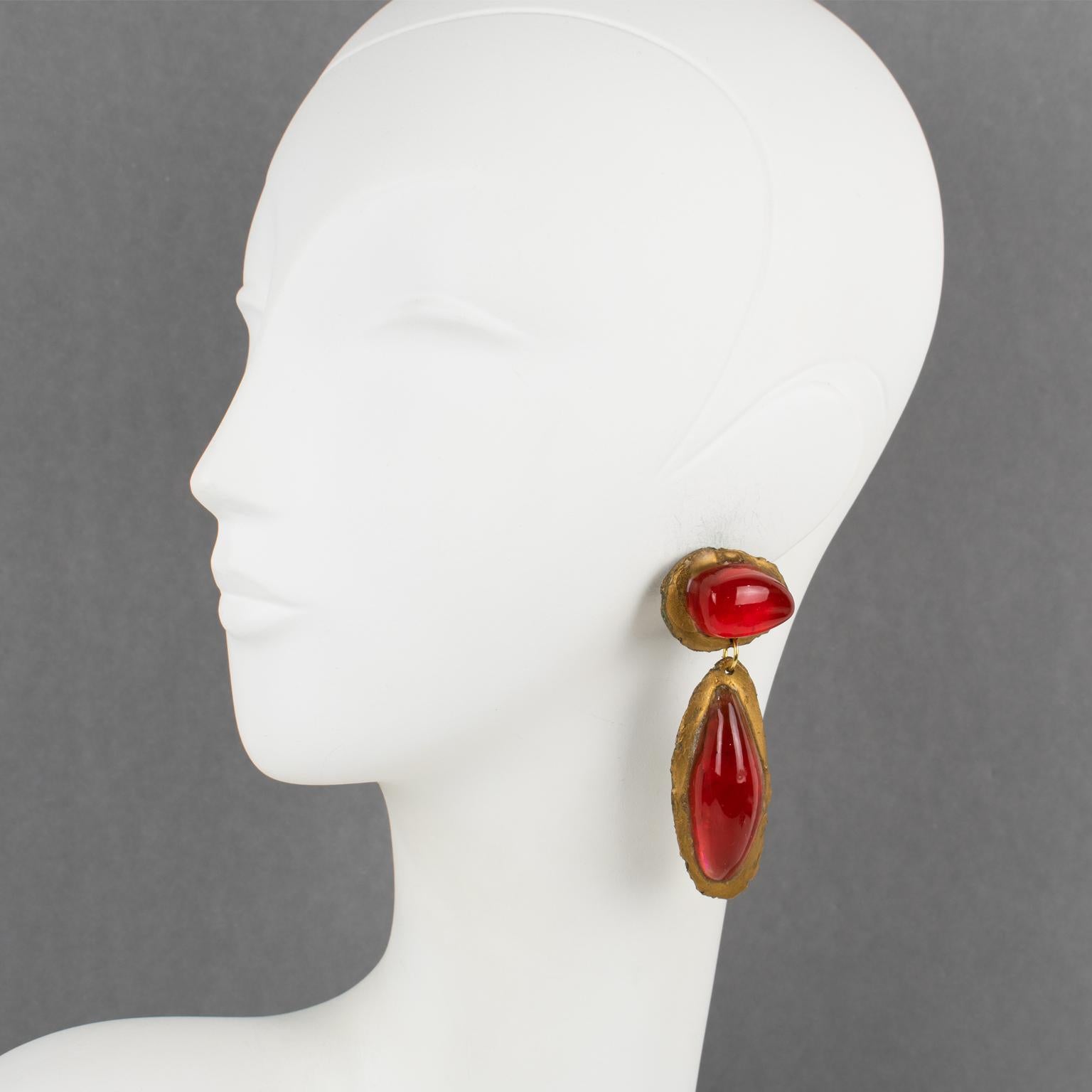 Diese reizenden Ohrringe aus dem italienischen Studio sind mit handgefertigten und handbemalten goldenen Kunstharz-Elementen und rubinroten, durchscheinenden Kunstharz-Cabochons versehen und baumeln in verschiedenen Formen. Es gibt keine sichtbare