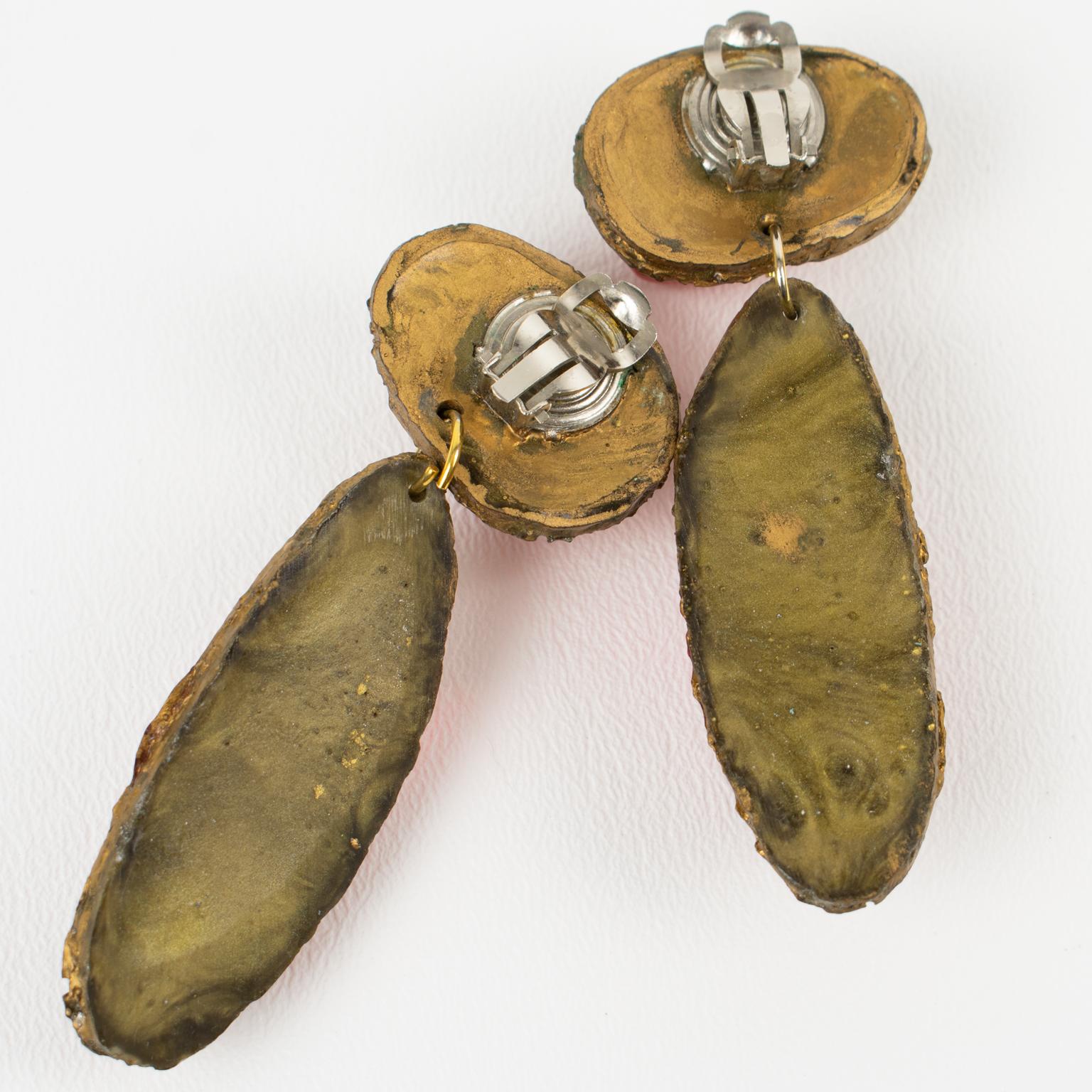 Ohrclips aus Goldharz und roten Cabochons im Zustand „Gut“ im Angebot in Atlanta, GA