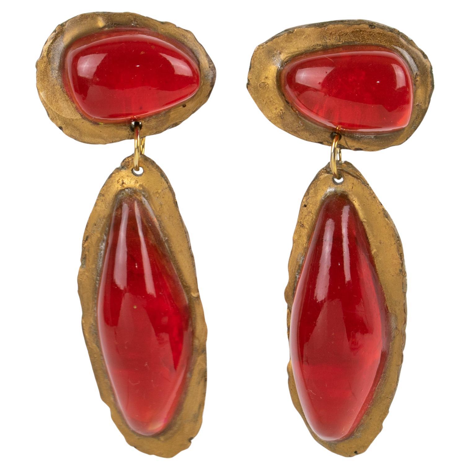 Ohrclips aus Goldharz und roten Cabochons im Angebot