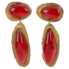 Ohrclips aus Goldharz und roten Cabochons