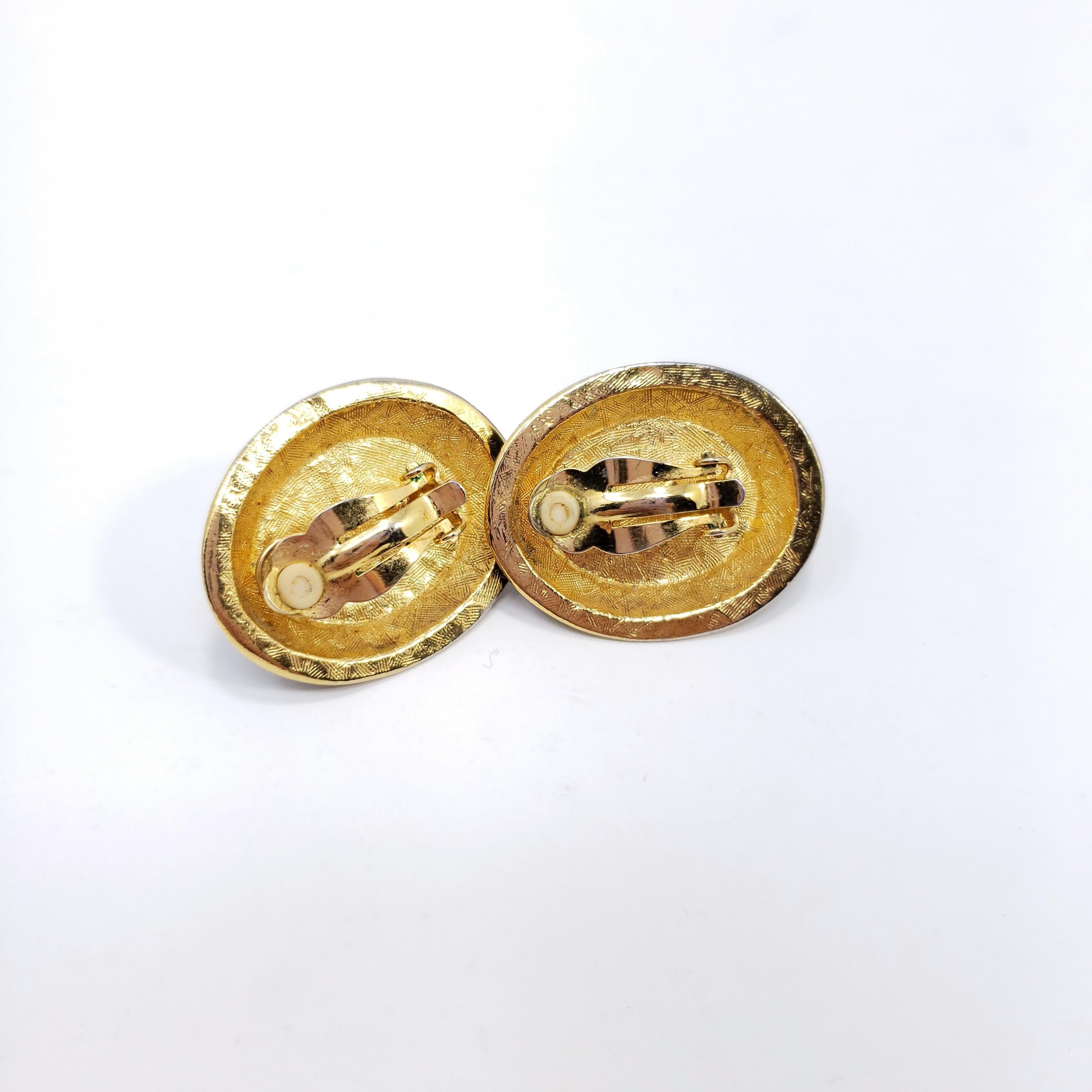 Gold Retro Chunky Fashion Clip On Earrings, Black Enamel, Late 1900s In Excellent Condition In Milford, DE