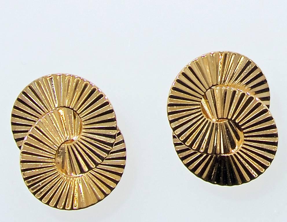 Retro gold earrings and matching brooch of intersecting fans ribbed to catch and reflect the light, this set weighs 17.06 grams, the earrings alone weigh 6.94 grams and have a period screw back which can be alter to a preferred back.  The earrings