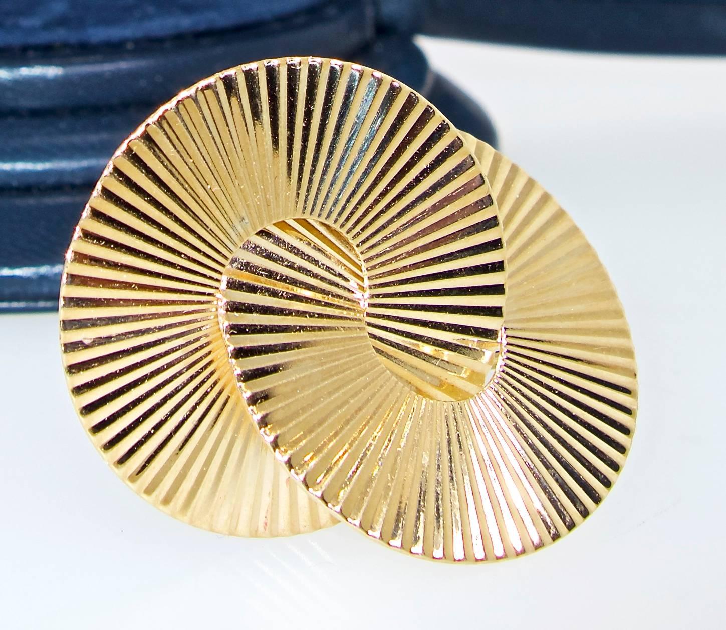 Gold Retro, Art Moderne, Earrings and Brooch Set, circa 1950 In Excellent Condition In Aspen, CO