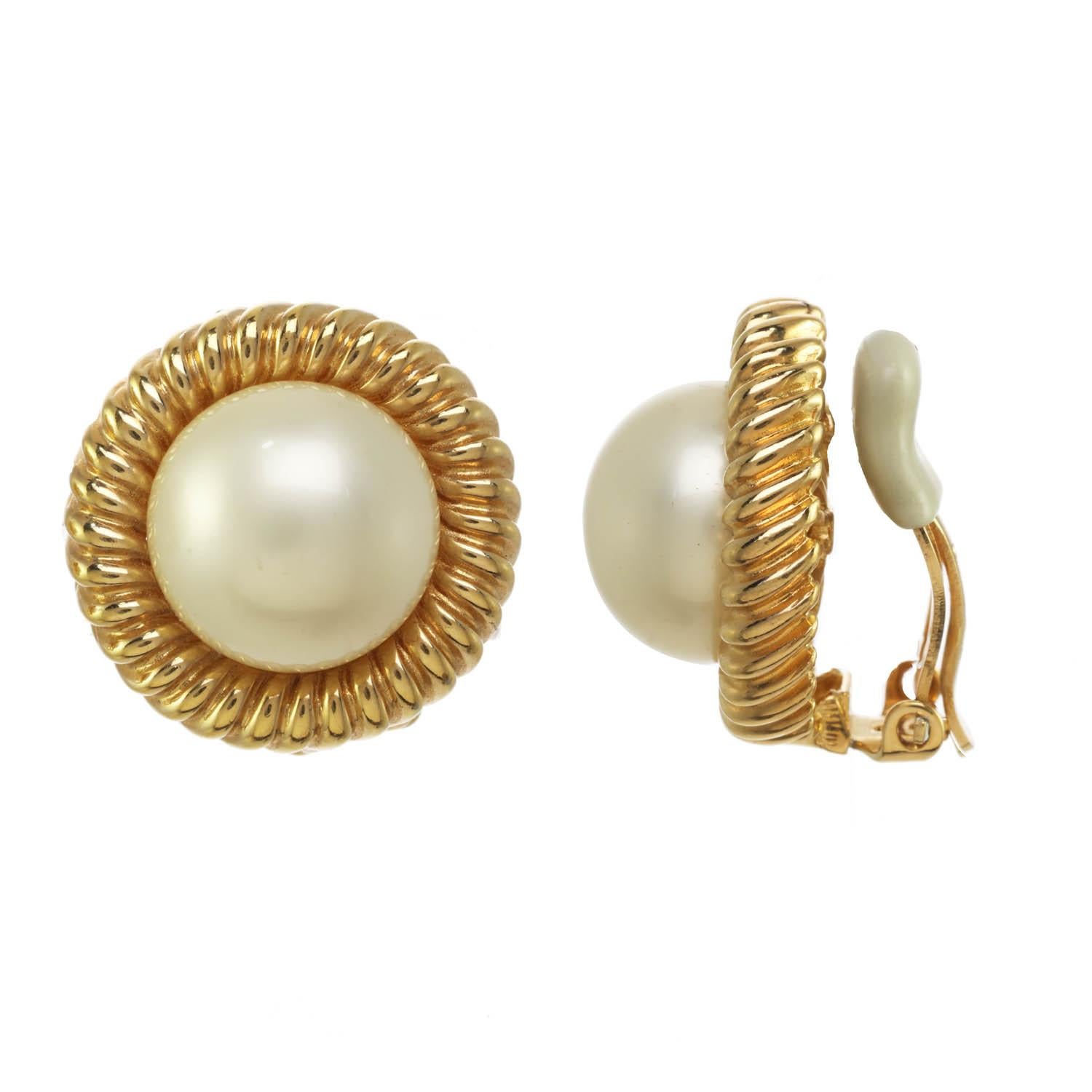 Featured in Vogue's 1960s ad, paired with stunning Fabiani, these earrings are a vintage lovers dream! Stunning pearl cabochon accents lay in ribbed texture for a classic look for day and night. 

Materials
Pewter
18K Gold Plate 
Pearl Cabochons