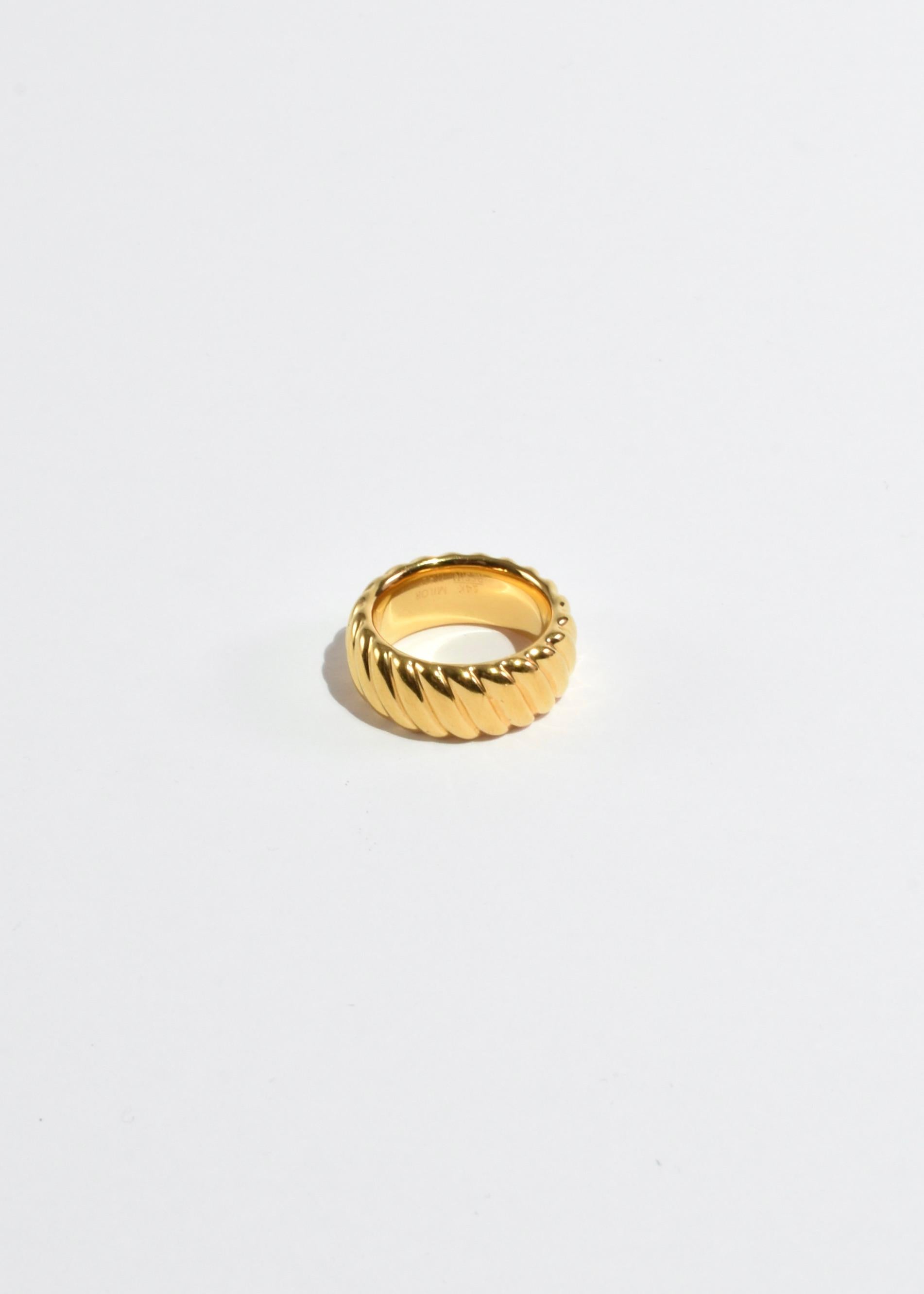 Vintage gold band ring with ribbed detail. Stamped 14k, Resin, Milor Italy.

Material: 14k gold, resin.