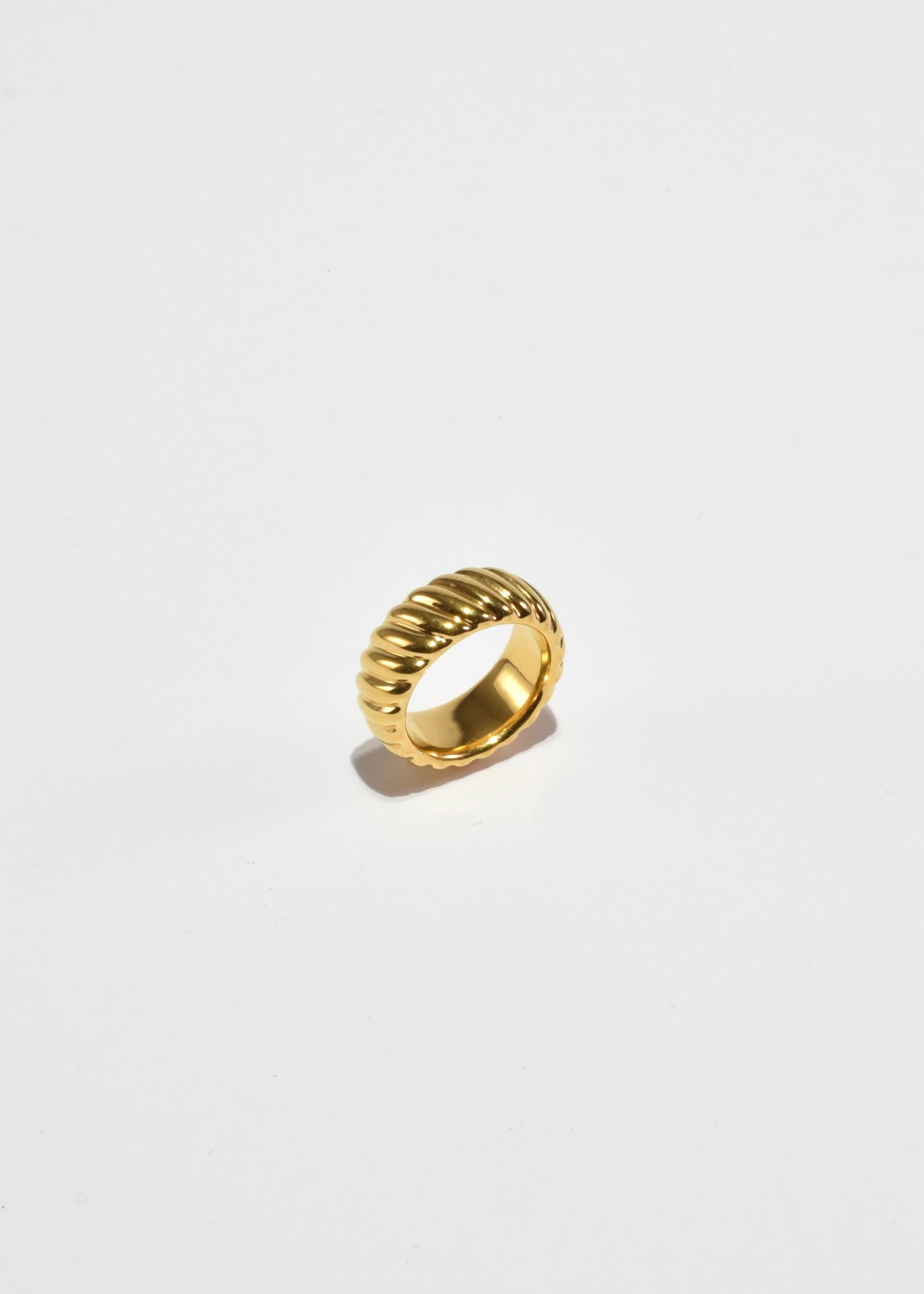 Gold Ribbed Ring In Excellent Condition In Richmond, VA