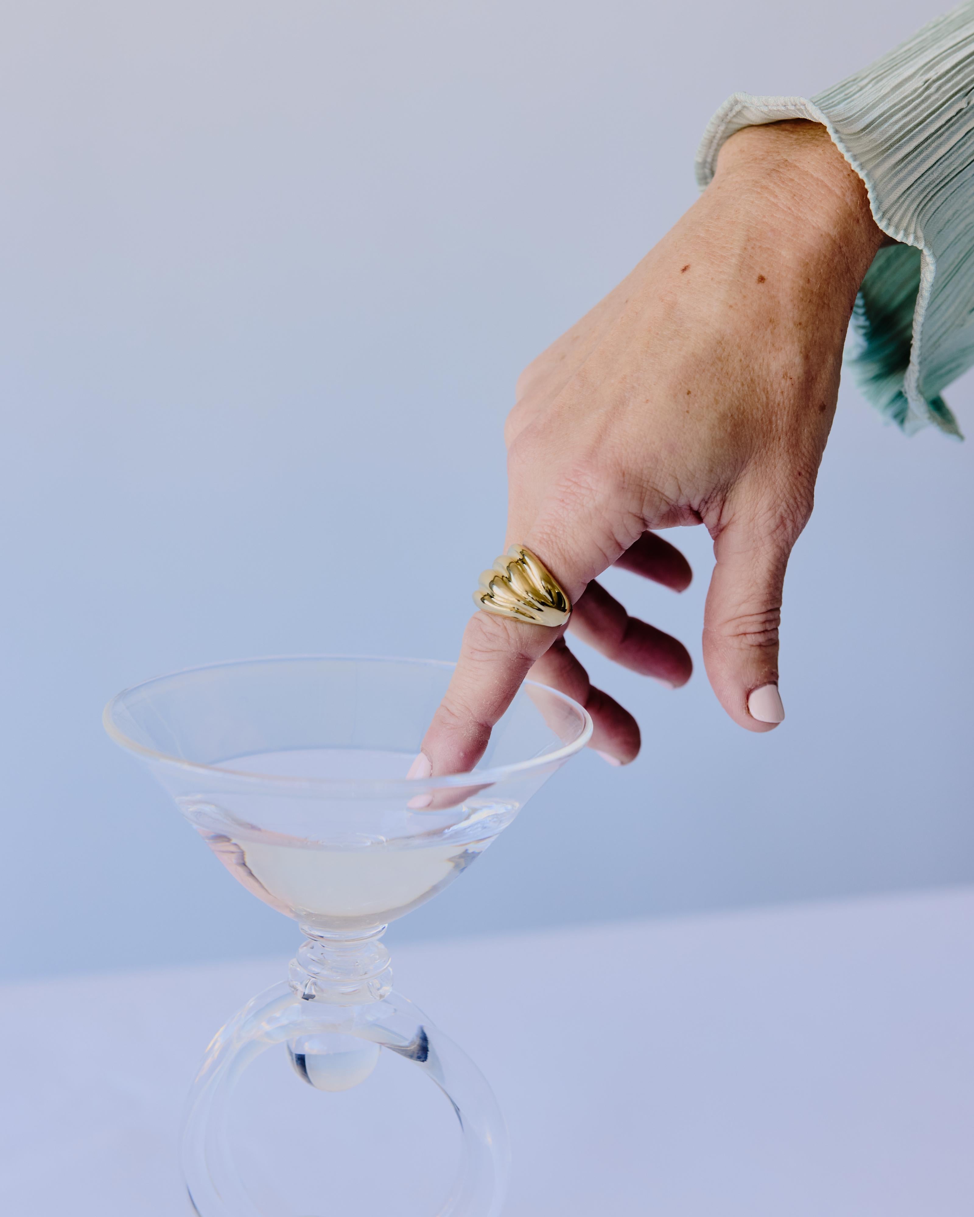 Vintage gold statement ring with ribbed detail. Stamped 925.

Material: Sterling silver, gold vermeil.