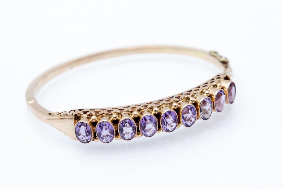Elegant bracelet en or avec neuf améthystes ovales d'un poids total d'environ 5,25 ct.

Bracelet en or jaune 14 carats (0,585).

Origine : Pays-Bas, 2e moitié du 20e siècle (poinçon conservé)

Dimensions intérieures : 6 x 5 cm,

Circonférence : 20