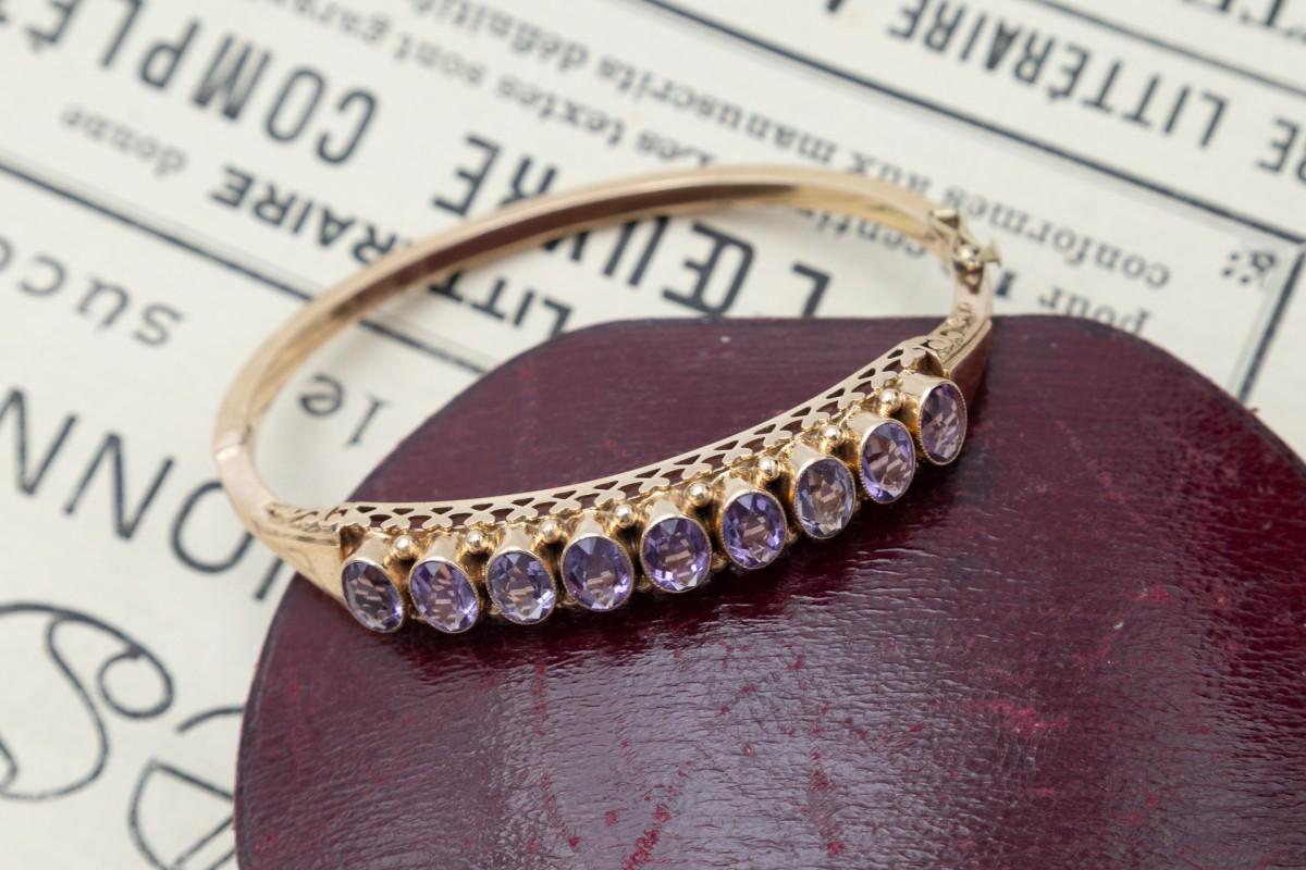 Taille ovale Bracelet rigide en or avec améthystes, Pays-Bas, milieu du XXe siècle en vente