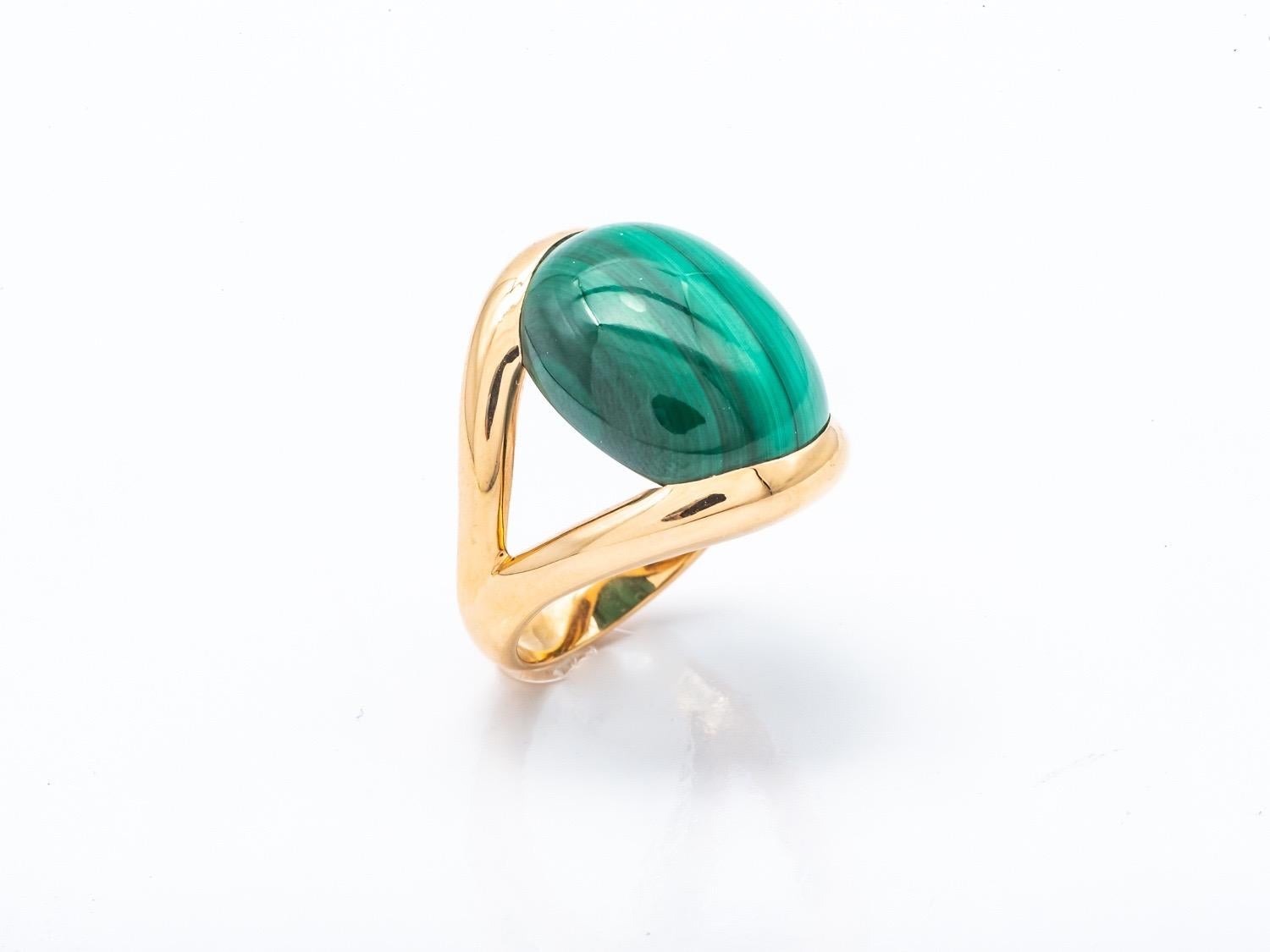 Gold ring 18 Carat Surmonte of a Malachite cut in Cabochon.

French size 53
USA size 61/4
Japon size 13

Solid gold 18 karat for 6.94 grams.
this ring can be set for the size according to your suit .