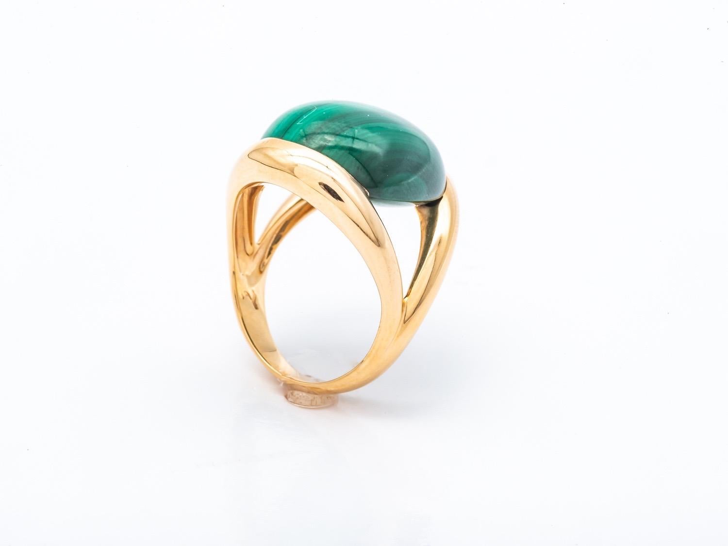 Art Deco Gold Ring 18 Carat Surmonte of a Malachite Cut in Cabochon