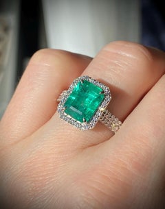 Gold Ring. 2.82Ct Emerald, Diamonds natural gemstones, 14Karat Gold Size 8.5 US