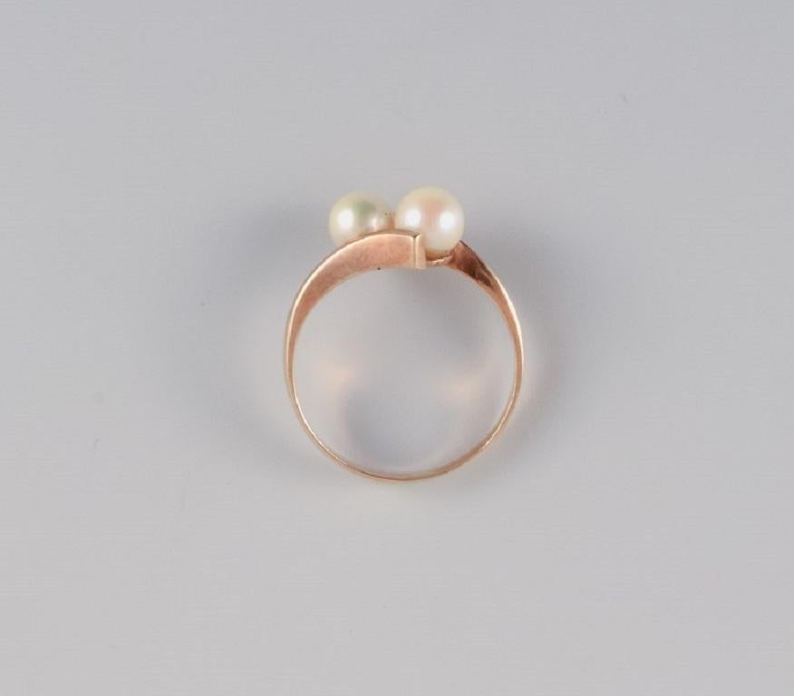 Gold Ring Adorned with Two Cultured Pearls, Scandinavian Goldsmith, 1960s In Good Condition In bronshoj, DK