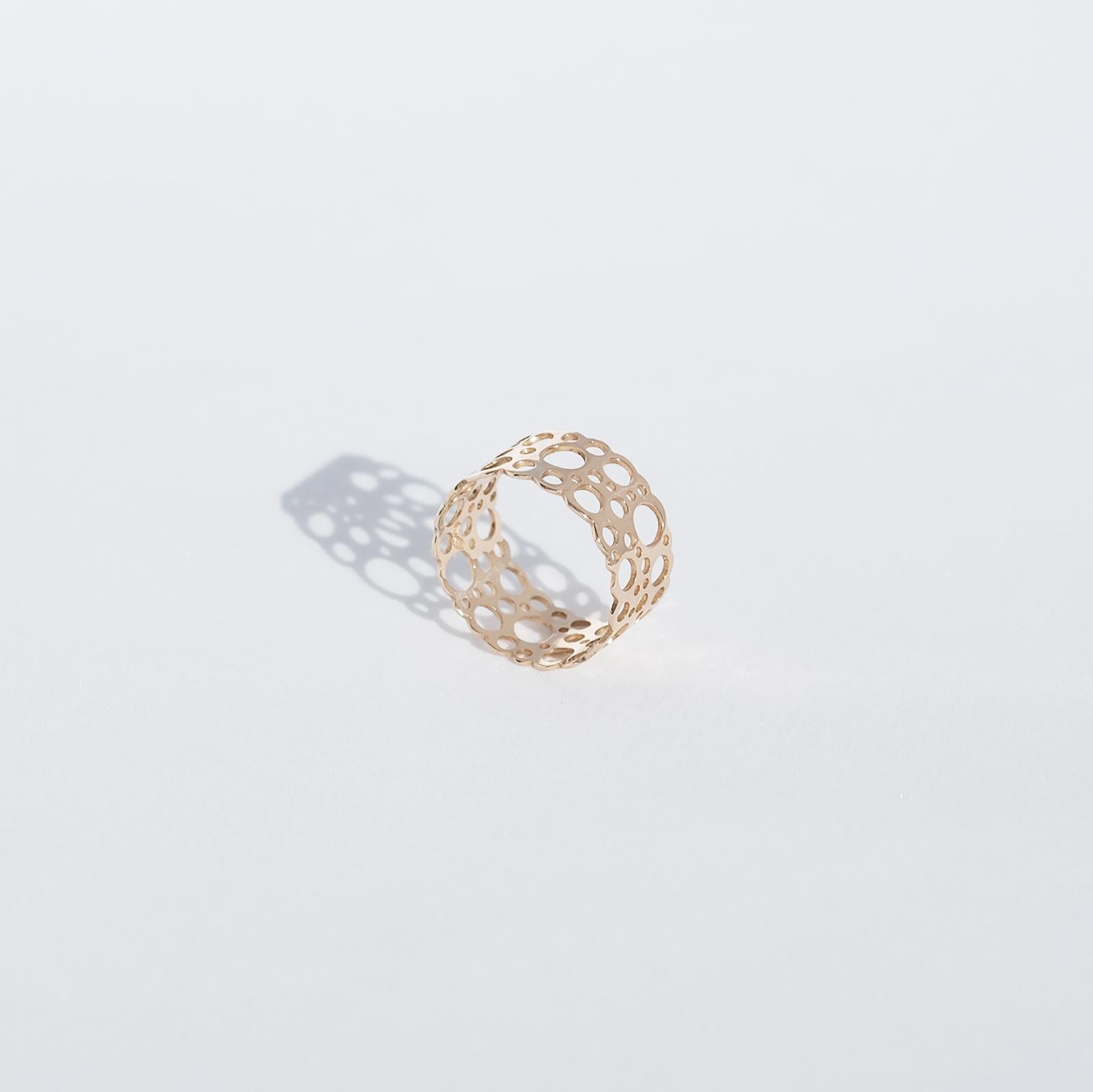 Dieser Ring aus 14 Karat Gold hat ein modernes, zeitloses Design. Der Ring gehört zu der berühmten Serie 