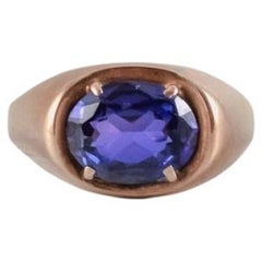 Bague en or ornée d'une pierre semi-précieuse violette, orfèvre danois.