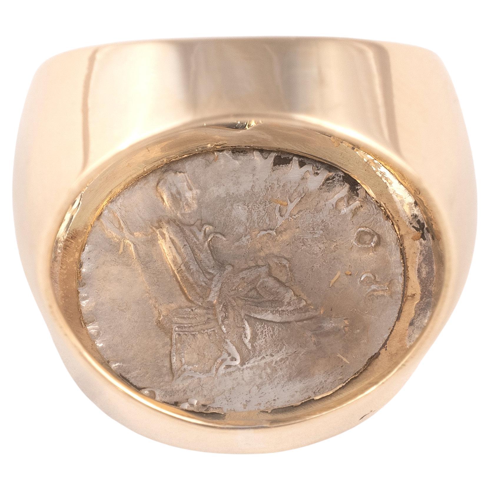 Classical Roman Gold Ring Featuring A Roman Silver Denarius Of Emperor Vespasian 69 CE - 79 CE For Sale