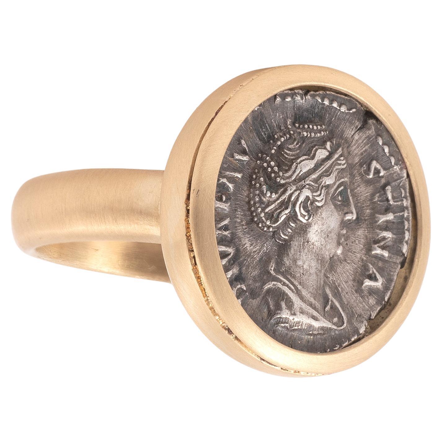 Roman Silver Denarius of Diva Faustina Senior 146 AD Gold Coin Men's Ring In Excellent Condition For Sale In Firenze, IT