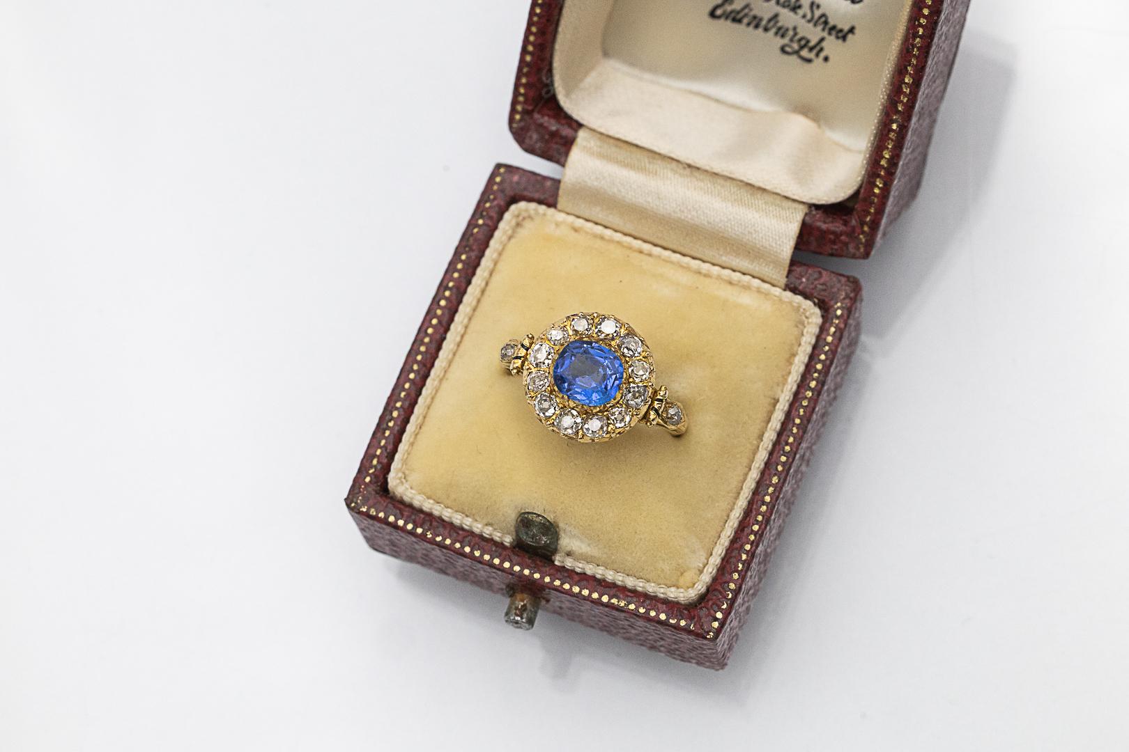 Gold ring from early 20th century with natural sapphire and diamonds. in vendita 4