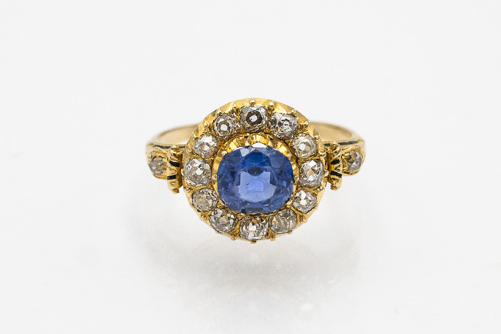 Beautiful ring made of 18-karat yellow gold (0.750 fineness). Its central point is a natural sapphire with an exceptional blue color and a mass of approx. 1.10 ct. The ring is additionally decorated with 14 old-cut diamonds weighing approx. 0.90 ct